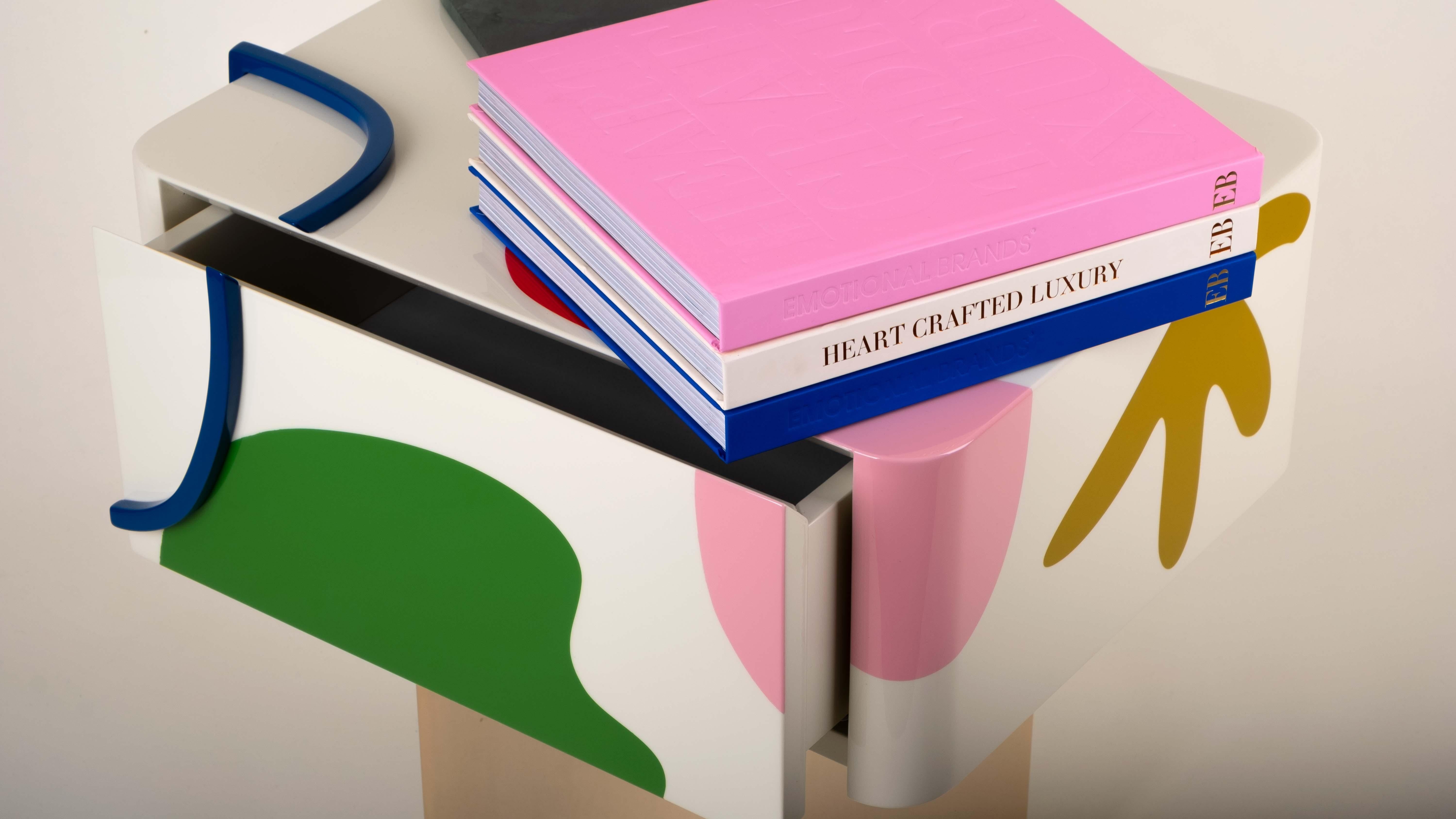 Set di 2 Comodini Fauves di ispirazione artistica in legno laccato e marmo di Malabar in vendita 3
