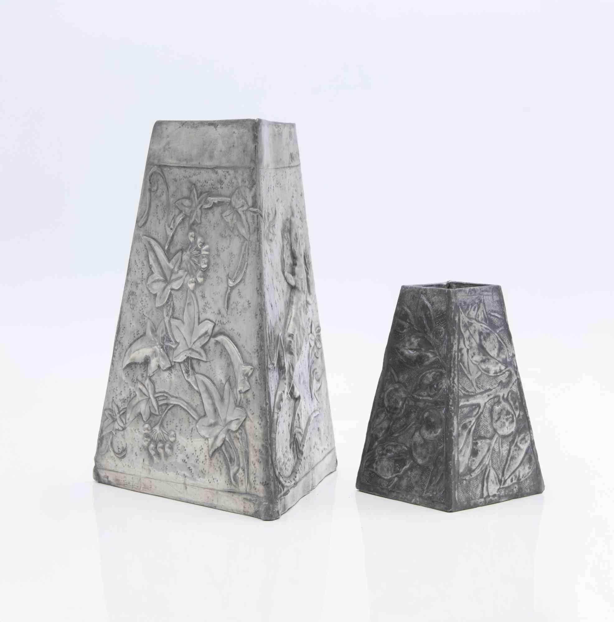 Set di 2 vasi in peltro realizzati all'inizio del XX secolo.

Dimensioni: H. 18,5 x L. 11 x P. 13 cm

Vaso più piccolo: H. 10.5 x L. 7 x P. 6.5 cm

Ottime condizioni.