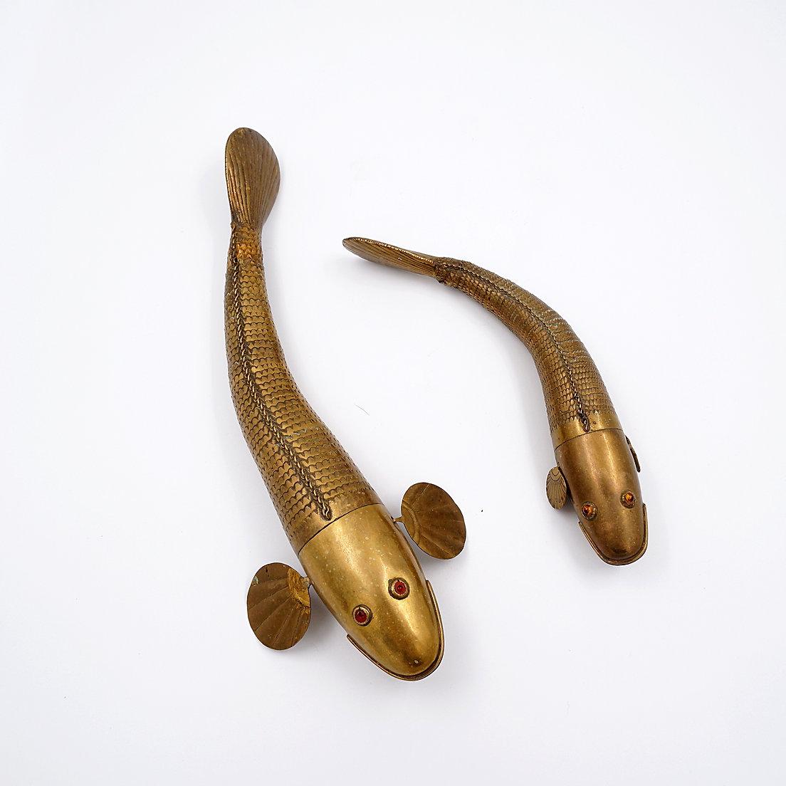 Paire of articulated Fish sculptures
Sculpture - decoration - brass - Mid Century
Measures : 
Fish W: 33cm & 26cm 
Display stand 22cmx10cm TH :38cm 
Wear consistent with age and use