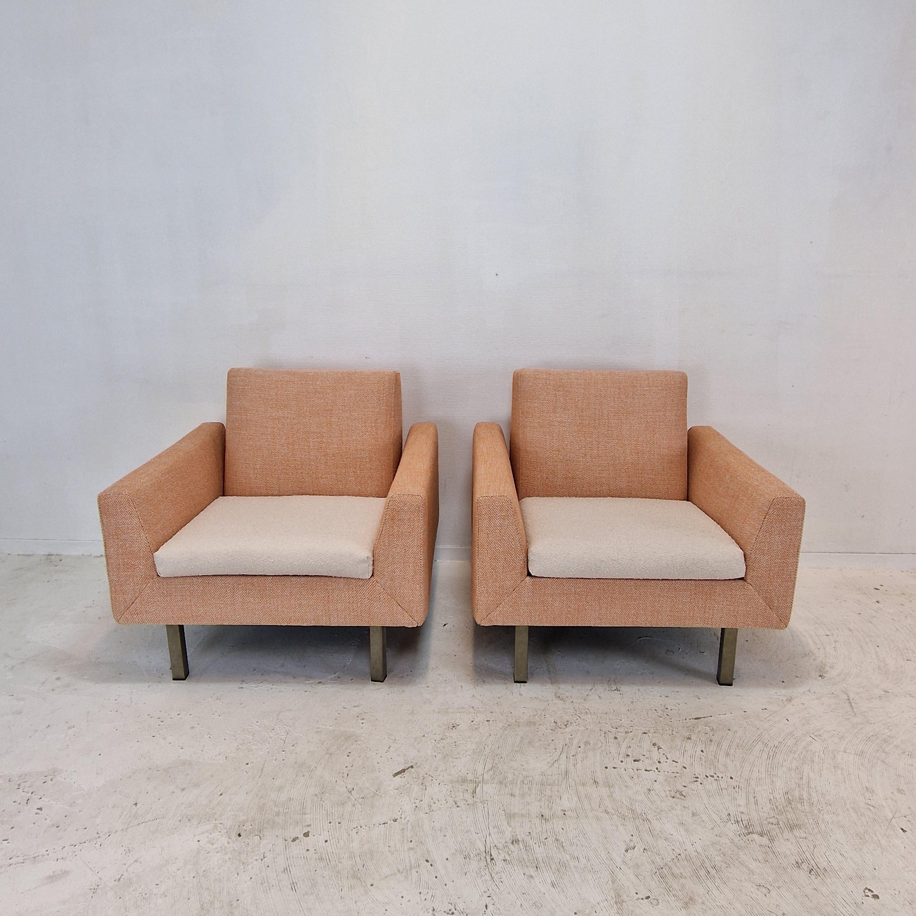 Ensemble de chaises Artifort modèle 410.
Ces chaises confortables ont été conçues par Theo Ruth au début des années 50.

Ces chaises d'origine sont entièrement restaurées avec un nouveau tissu et une nouvelle mousse.
Ils sont recouverts d'un joli