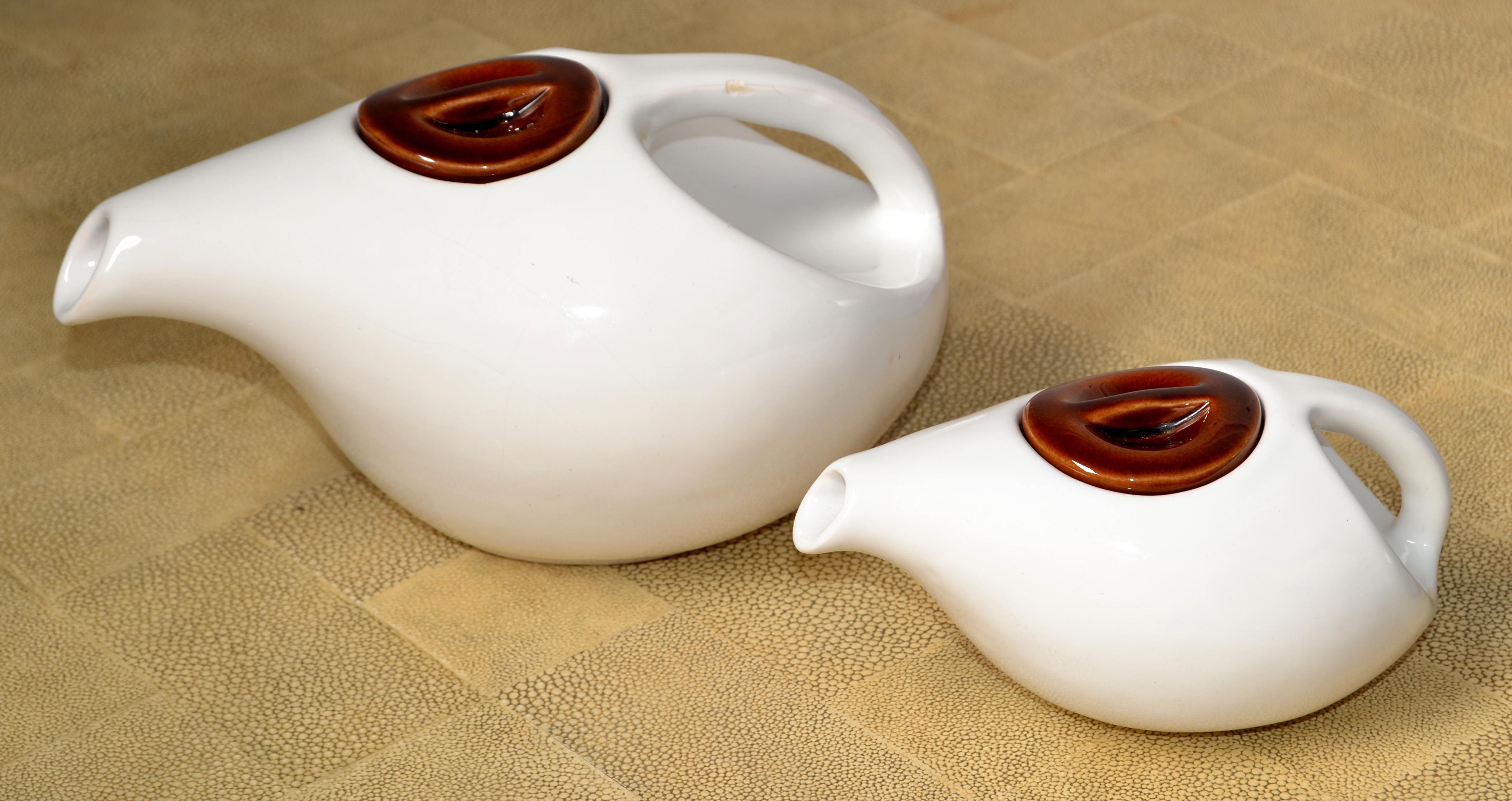 2er-Set Arts And Crafts Weiß-Braune Keramik-Teekannen (amerikanisch) im Angebot
