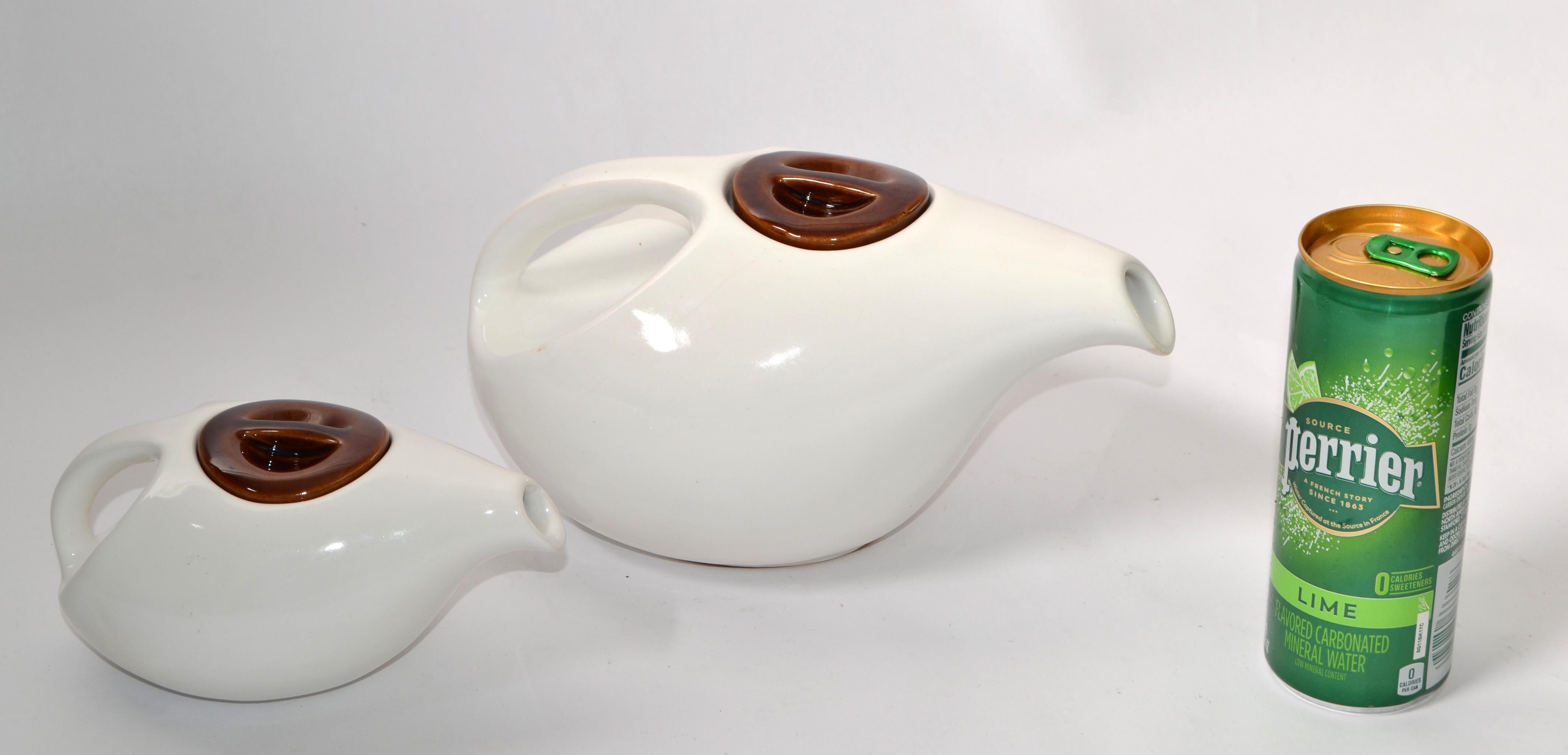 Set of 2 Arts And Crafts White Brown Ceramic Teapots In Good Condition For Sale In Miami, FL