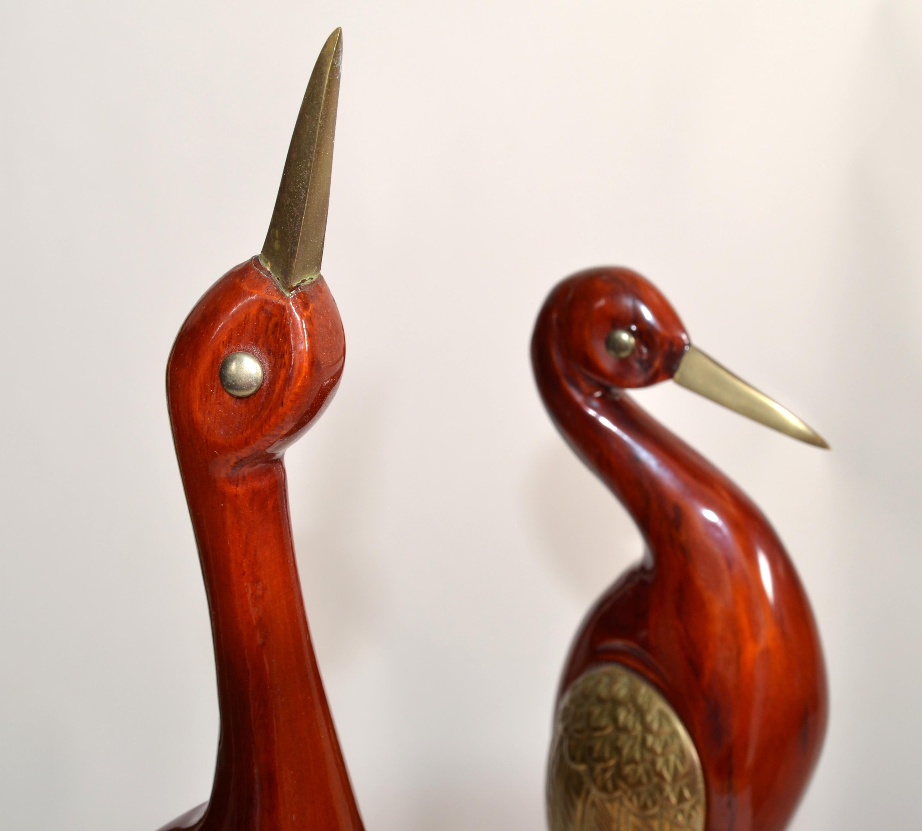 20ième siècle Set Of 2 Asian Modern Modern Stylized Brass Wood Handmade Crane Sculptures Round Base (Ensemble de 2 sculptures de grues asiatiques stylisées en laiton et en bois faites à la main)   en vente