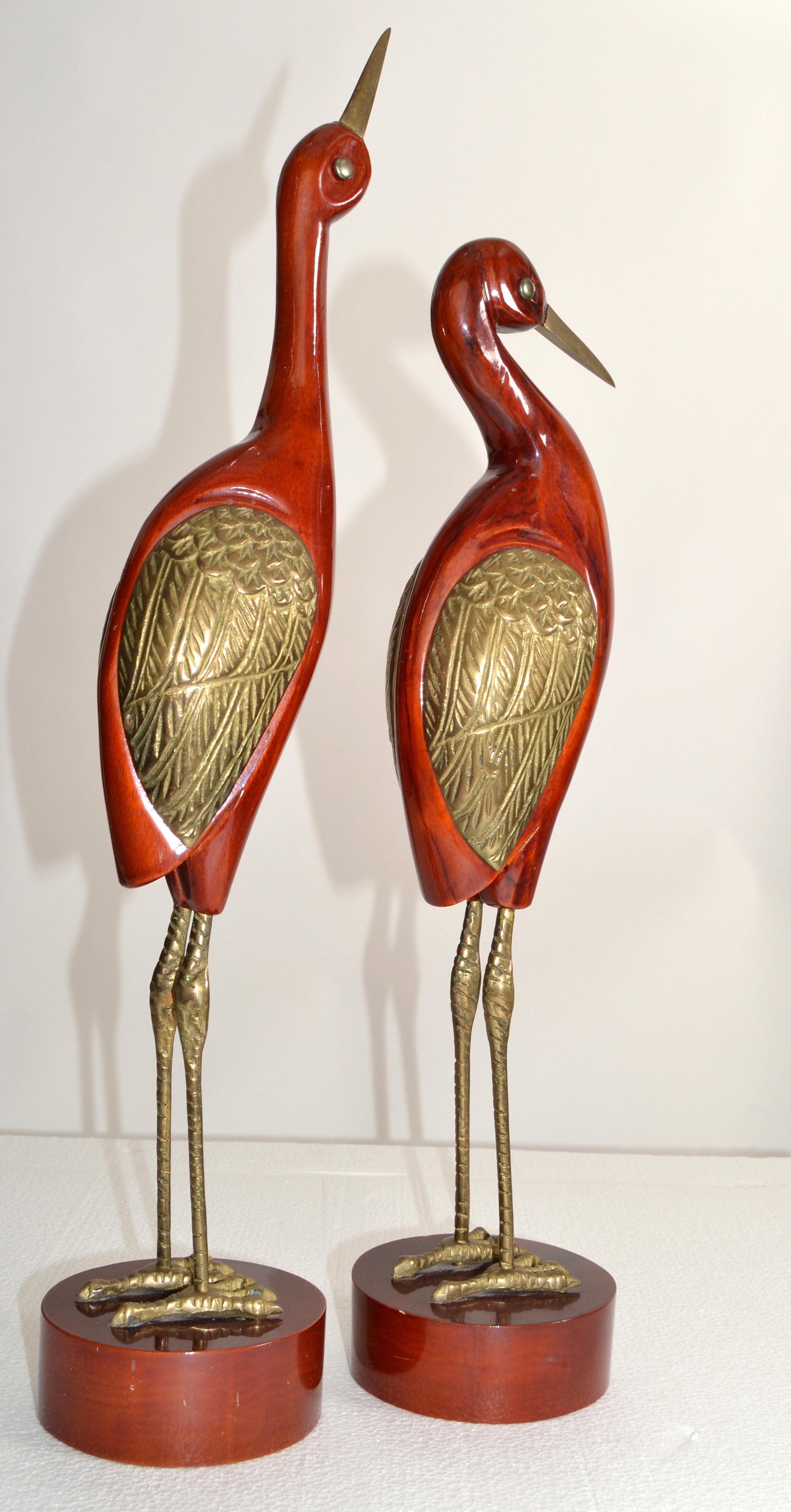 Set Of 2 Asian Modern Modern Stylized Brass Wood Handmade Crane Sculptures Round Base (Ensemble de 2 sculptures de grues asiatiques stylisées en laiton et en bois faites à la main)   en vente 1