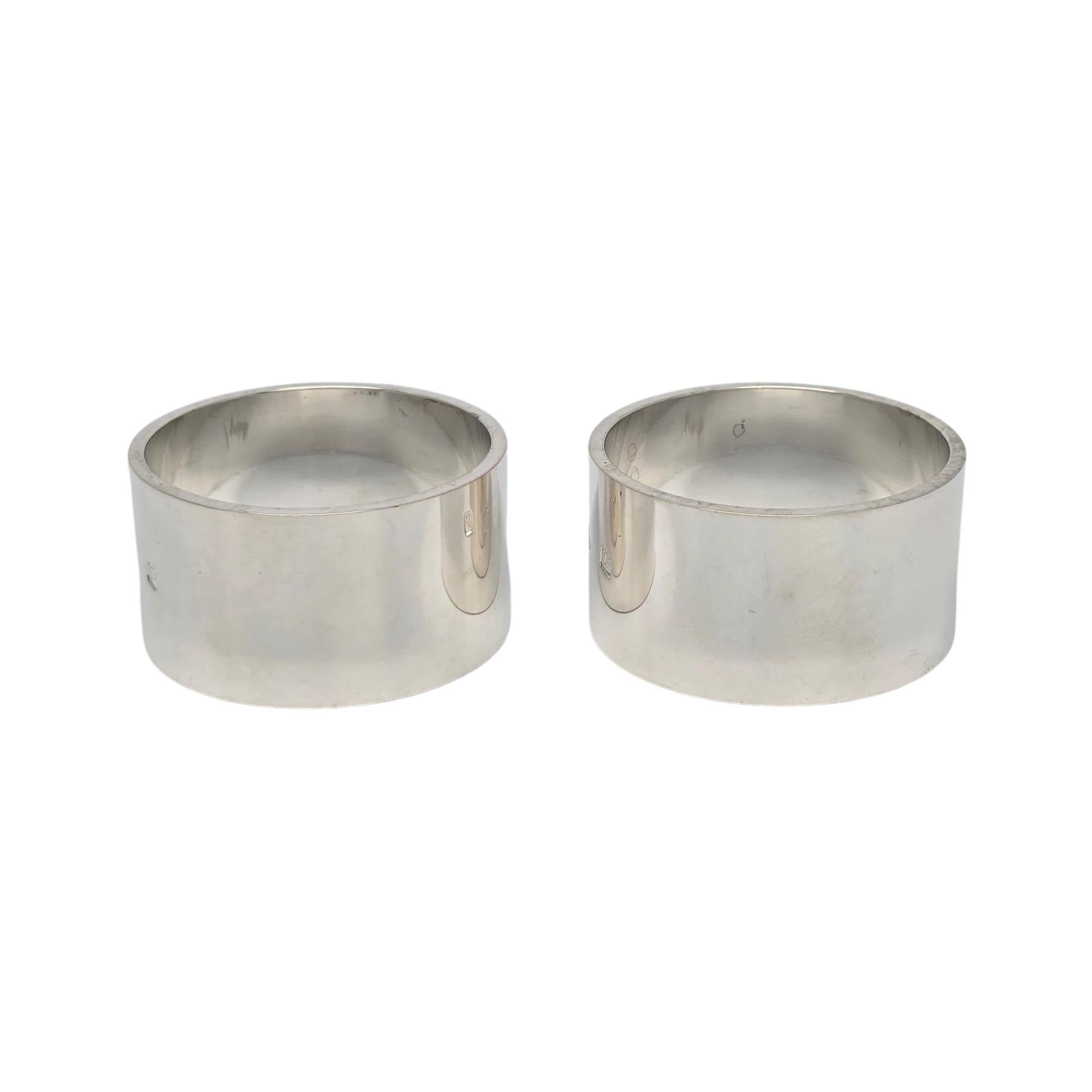 Jeu de 2 ronds de serviette en argent sterling par Asprey & Co Ltd de Londres, Angleterre, vers 1995.

D'une grande simplicité et d'une grande élégance, ces ronds de serviette présentent un design lisse et poli. Des poinçons anglais en argent ornent