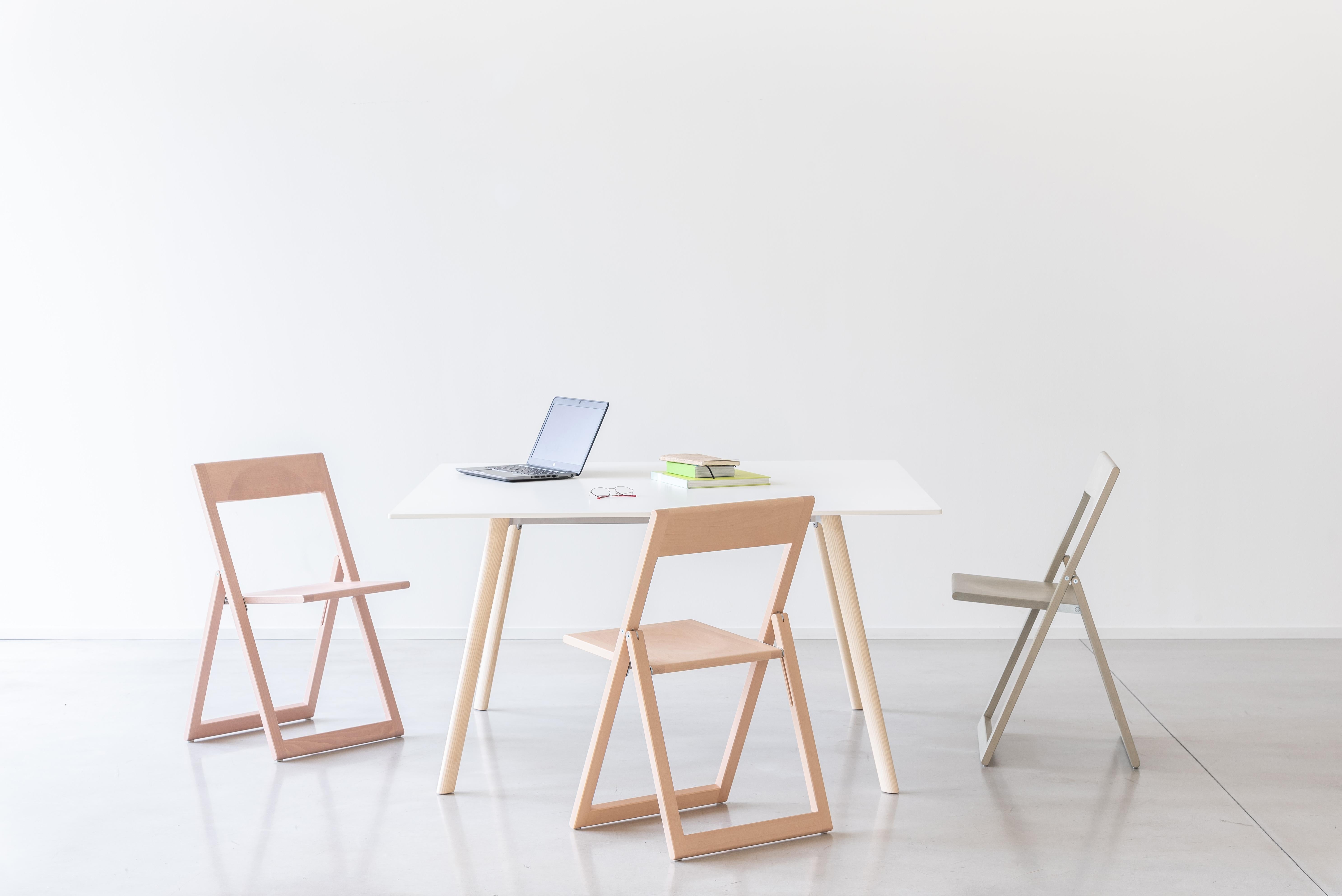 Aviva is a folding chair designed by Marc Berthier at the end of the 70s in re- sponse to the mobility of the urban lifestyle. It has been manufactured by Magis for 20 years and restyled in 2010.
Aviva chairs fold completely flat and are designed