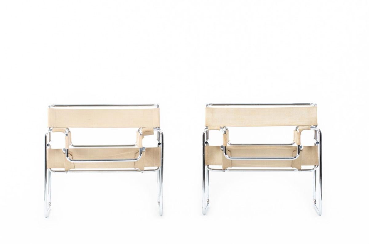 Set of 2 B3 or Wassily armchairs by designer Marcel Breuer for Gavina in the 70s (stamp under the structure)
Structure in bent steel tube
Seat, backrest and armrests in beige canvas (from origin)
Iconic piece of design.