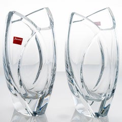 Lot de 2 vases Baccarat à bord asymétrique Verre de cristal clair, France