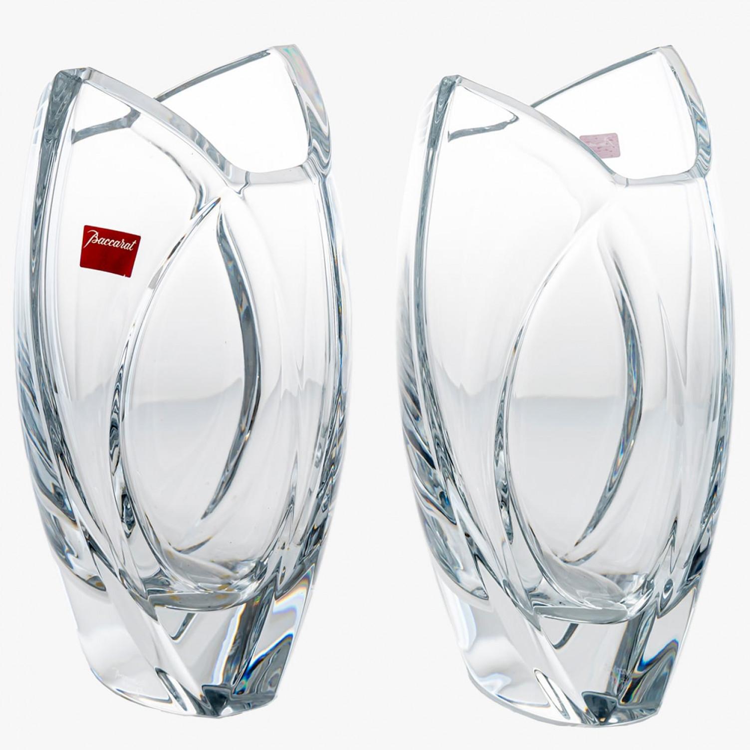 Fine XX secolo Set di 2 vasi Baccarat con bordo asimmetrico in cristallo trasparente, Francia in vendita