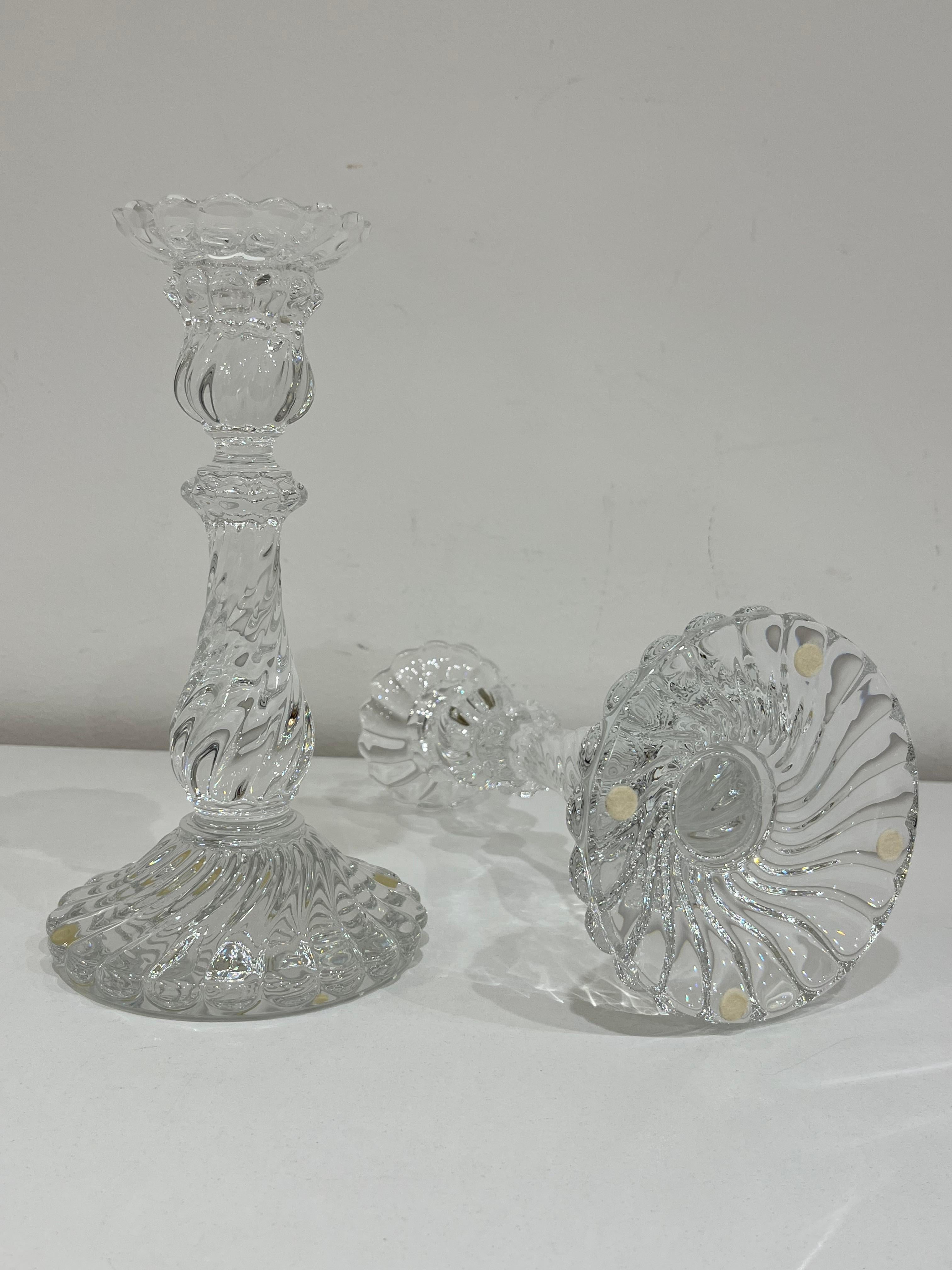 Set di 2 candelabri torchon in cristallo di Baccarat, anni '80
Intatto e in ottime condizioni.
Altezza 23,5 cm;
Diametro 12 cm.
Marchio di fabbrica.