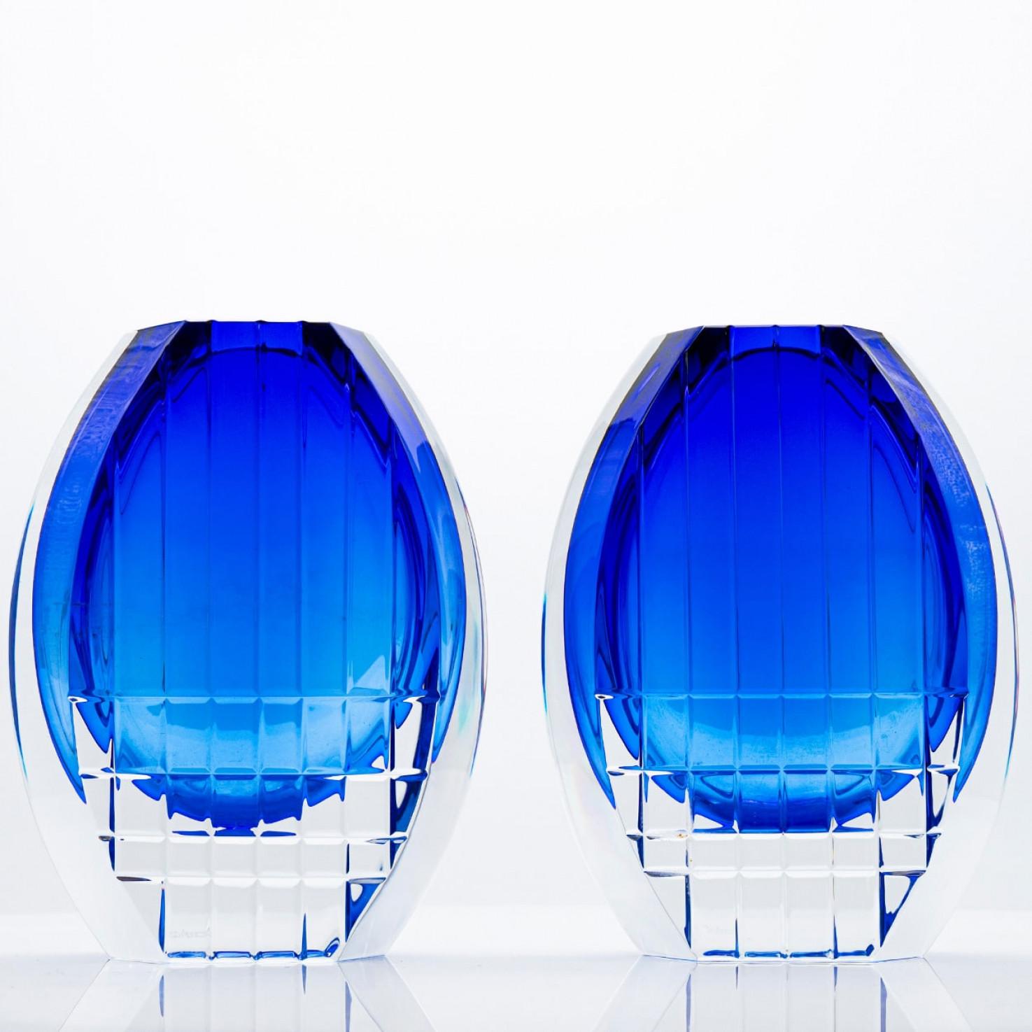 Un capolavoro di cristallo dalle splendide proporzioni di Thomas Bastide, questo vaso cristallizza lo straordinario know-how degli artigiani Baccarat. I tagli geometrici, il colore blu vibrante e il cristallo trasparente del vaso producono un