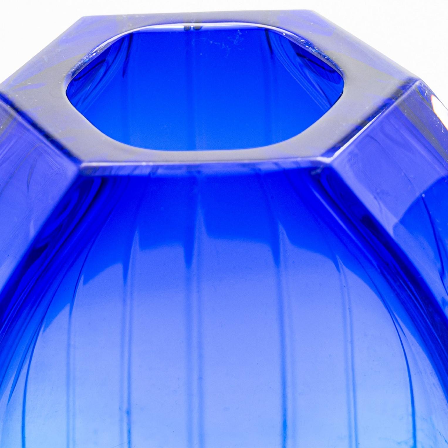 Moderno Set di 2 vasi geometrici Baccarat in vetro trasparente blu cobalto, Francia in vendita