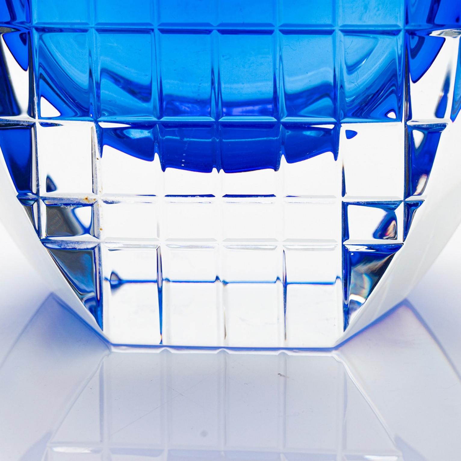 Fatto a mano Set di 2 vasi geometrici Baccarat in vetro trasparente blu cobalto, Francia in vendita