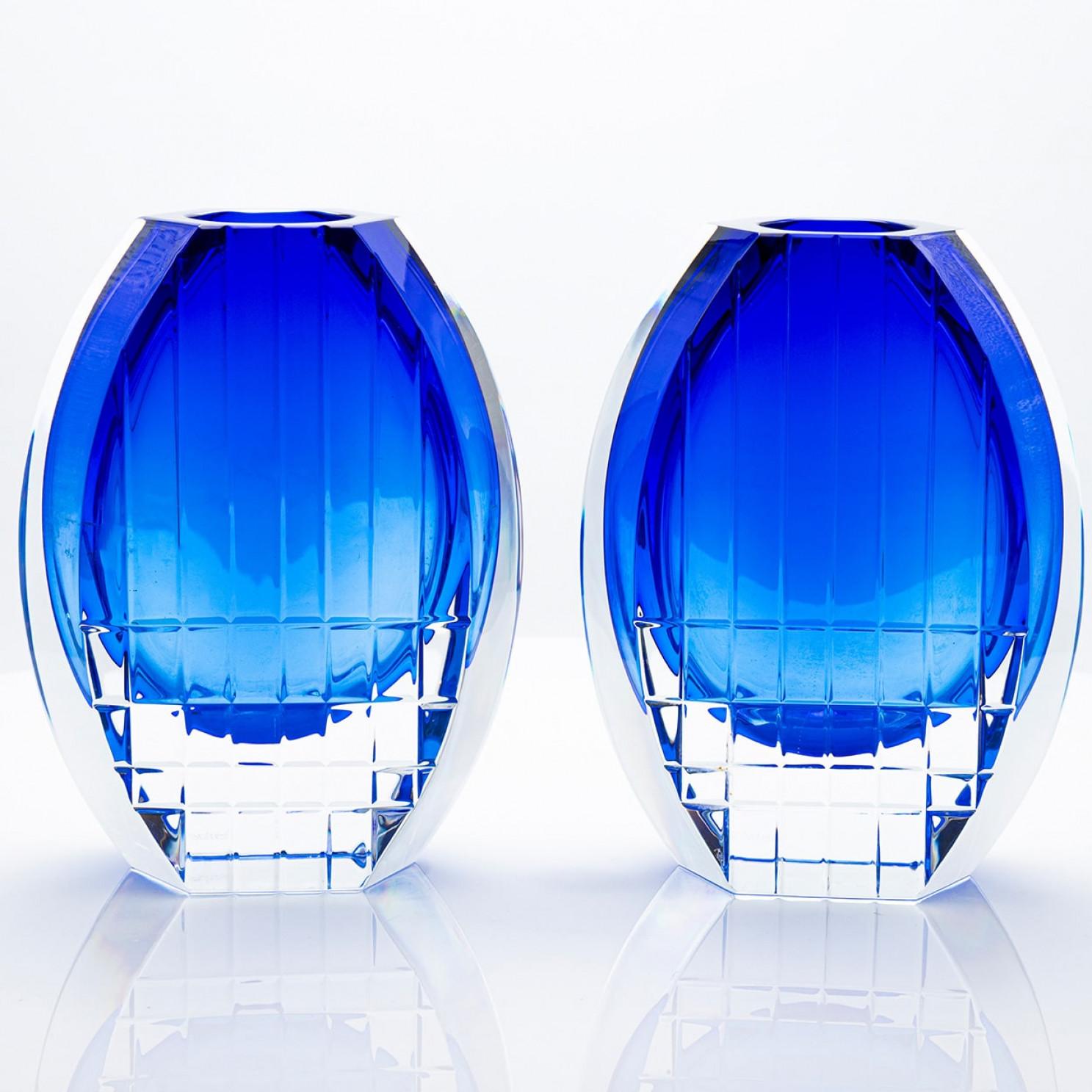 Fine XX secolo Set di 2 vasi geometrici Baccarat in vetro trasparente blu cobalto, Francia in vendita