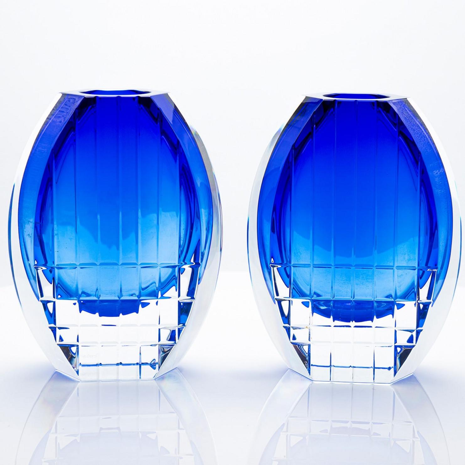 Fine XX secolo Set di 2 vasi geometrici Baccarat in vetro trasparente blu cobalto, Francia in vendita