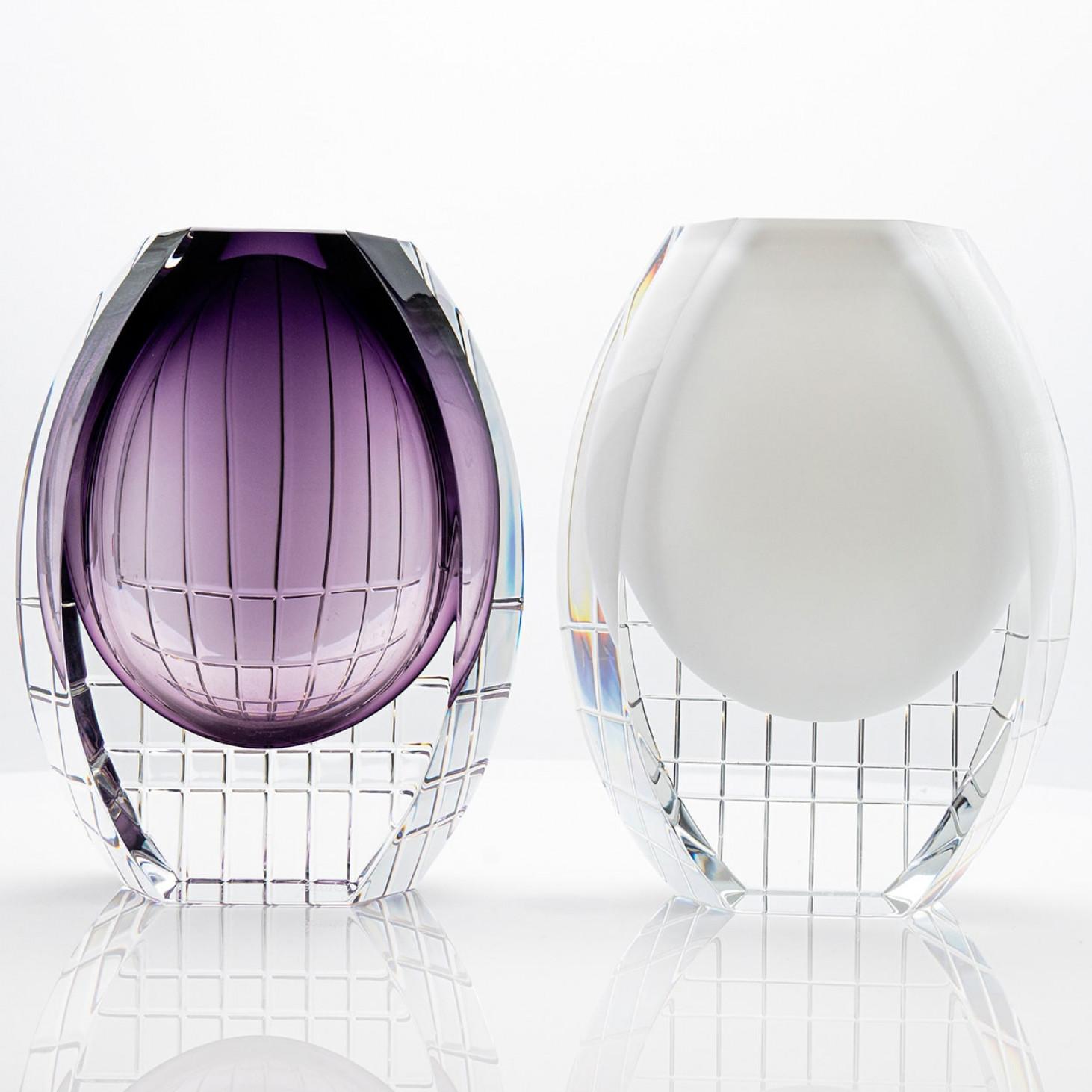 Moderno Set di 2 vasi geometrici Baccarat in vetro trasparente viola, Francia in vendita