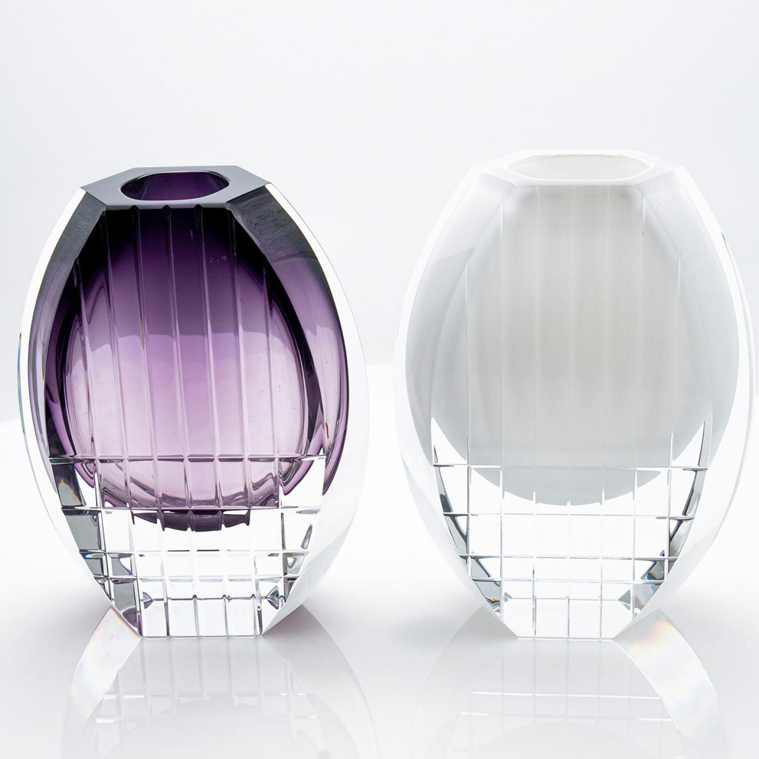 Fine XX secolo Set di 2 vasi geometrici Baccarat in vetro trasparente viola, Francia in vendita