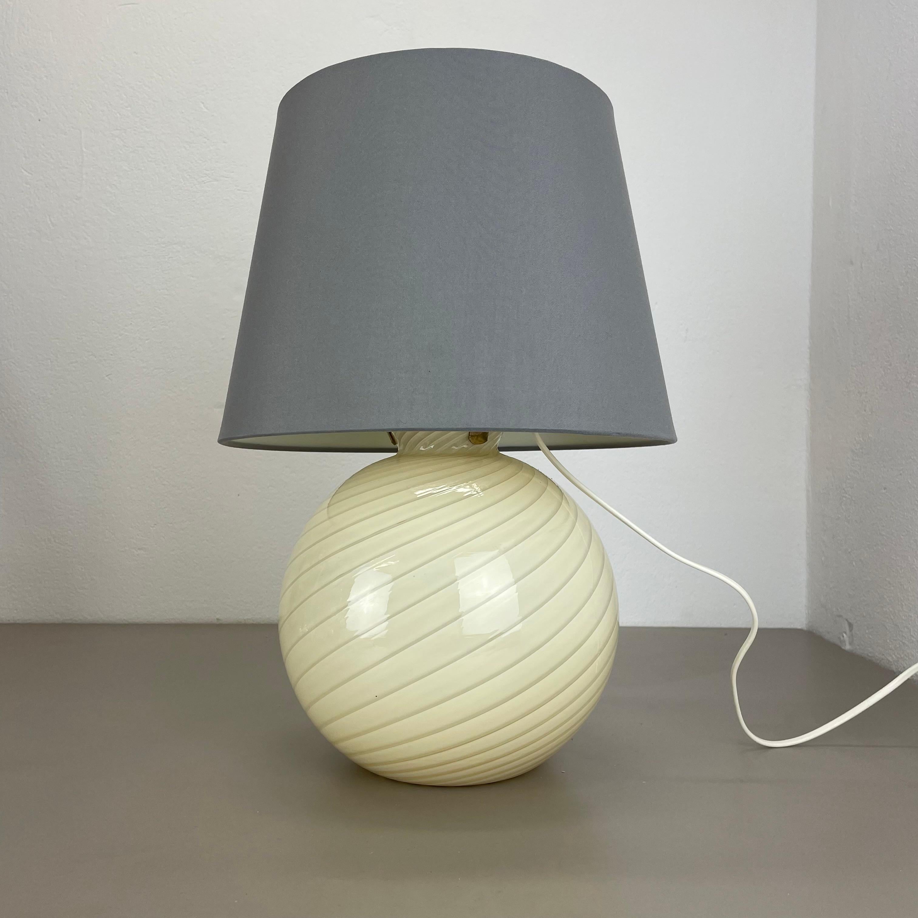 Artikel:

Tischleuchte Murano swirl, 2er-Set 


Produzent:

Vetri Murano, Italien



Herkunft:

Italien



Alter:

1970s




Beschreibung:

Original 1970er Jahre modernistische italienische Tischleuchten aus hochwertigem Murano-Glas in Kugelform mit