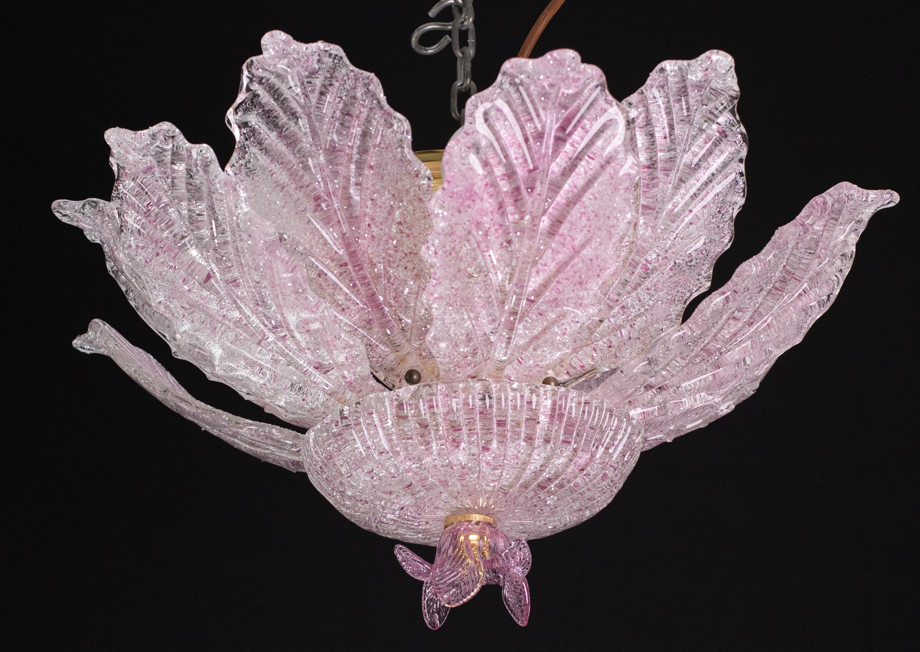 Lot de 2 Splendides plafonniers en verre rose de Murano.

Période : vers 1970.

La lampe se monte sur 6 douilles européennes standard e14, possibilité de changer pour les normes américaines.

La hauteur est de 30 centimètres à partir du plafond, le