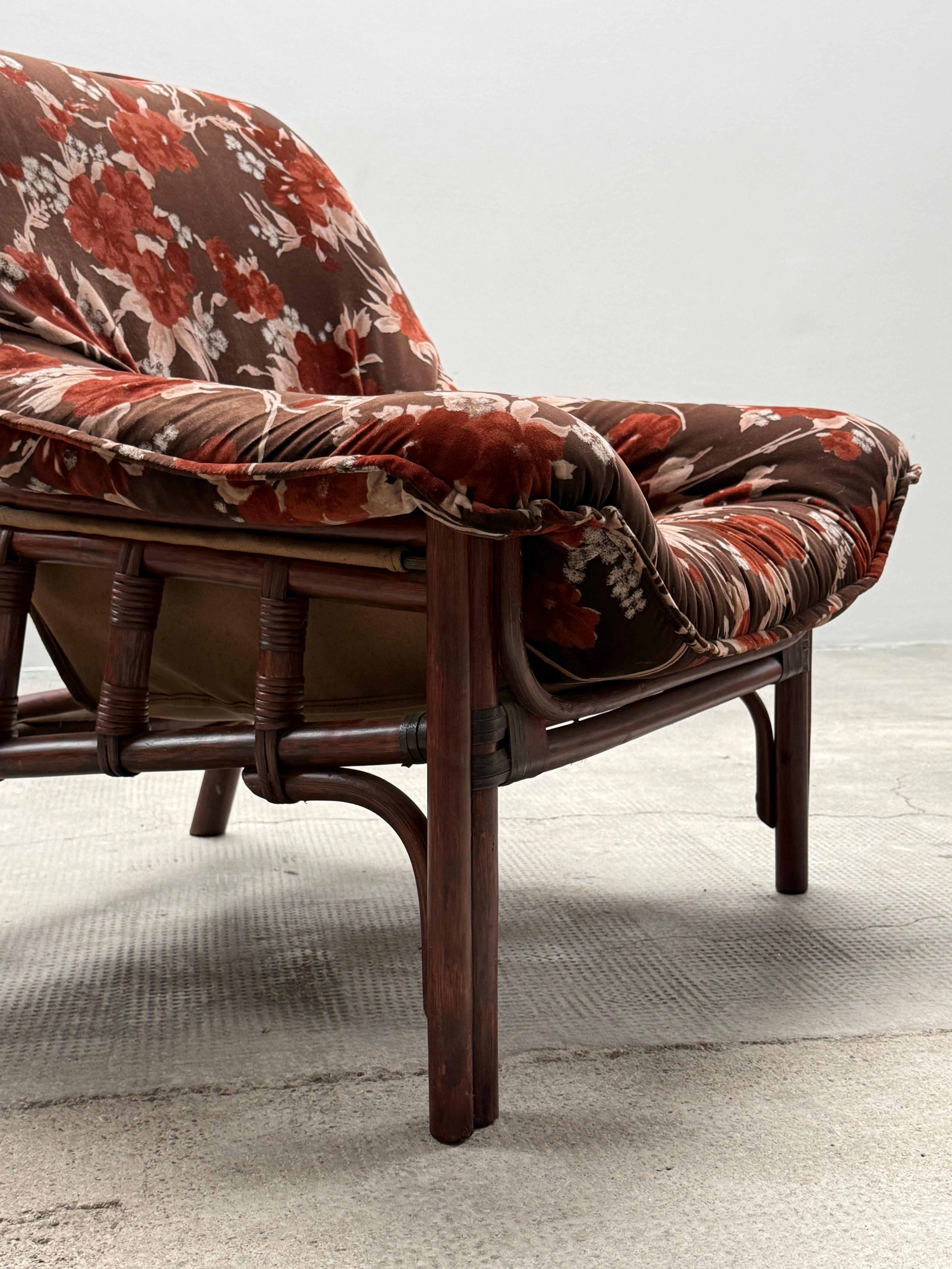 ENSEMBLE DE 2 CHAISES EN BAMBOU AVEC TISSU FLORAL ET TABLE À CAFÉ, ITALIE 1970 en vente 5