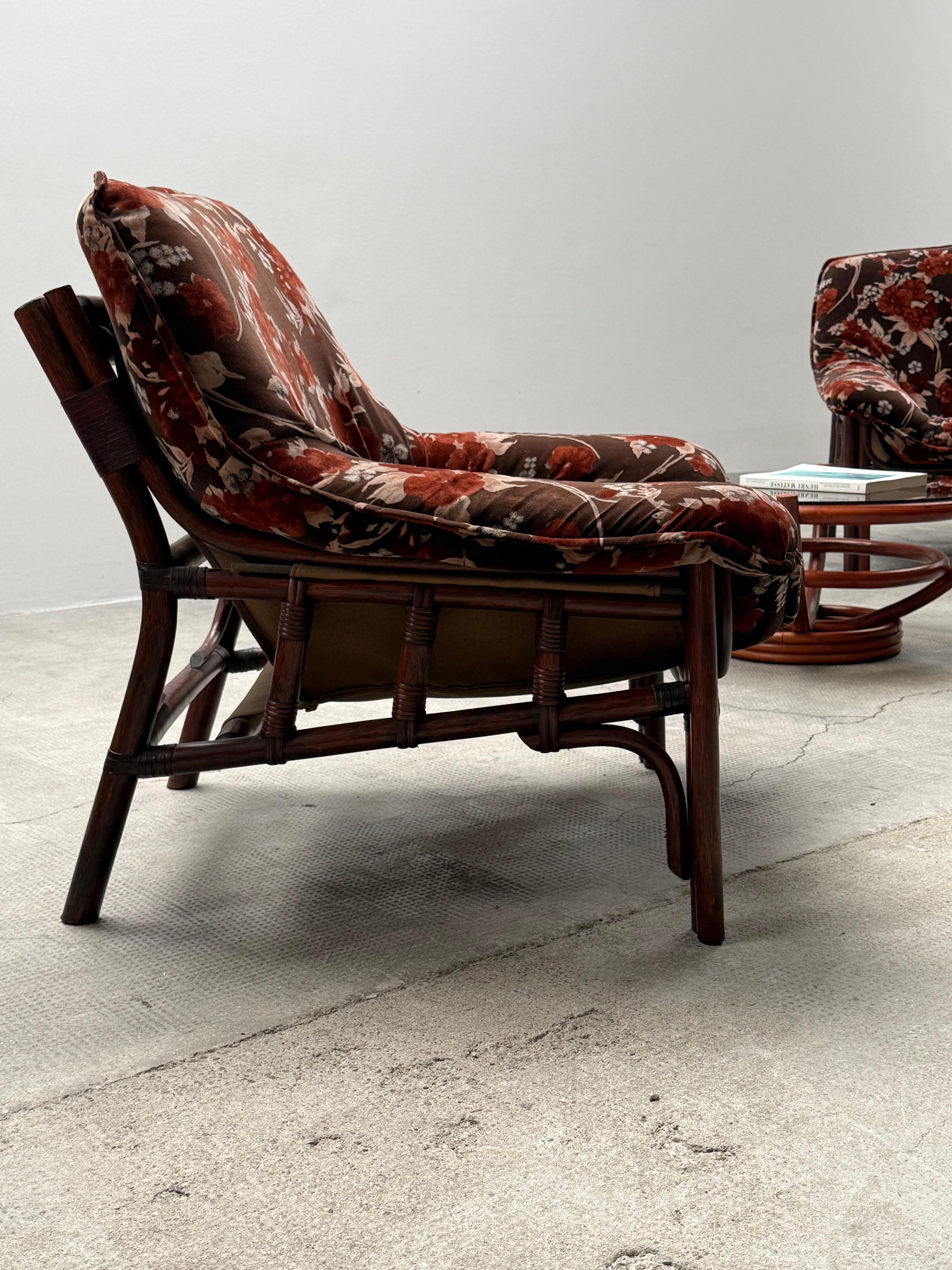 ENSEMBLE DE 2 CHAISES EN BAMBOU AVEC TISSU FLORAL ET TABLE À CAFÉ, ITALIE 1970 en vente 6