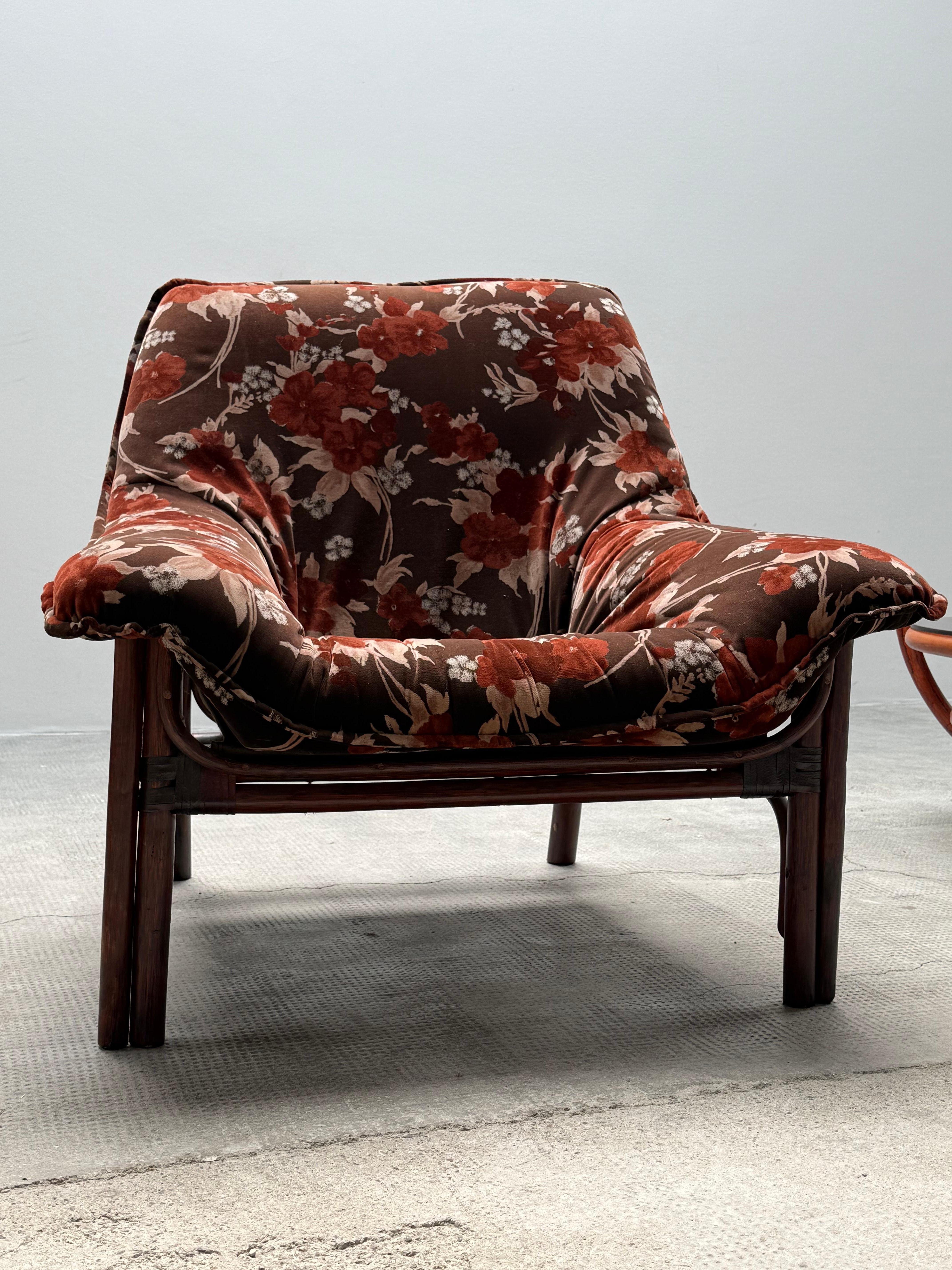 ENSEMBLE DE 2 CHAISES EN BAMBOU AVEC TISSU FLORAL ET TABLE À CAFÉ, ITALIE 1970 en vente 7