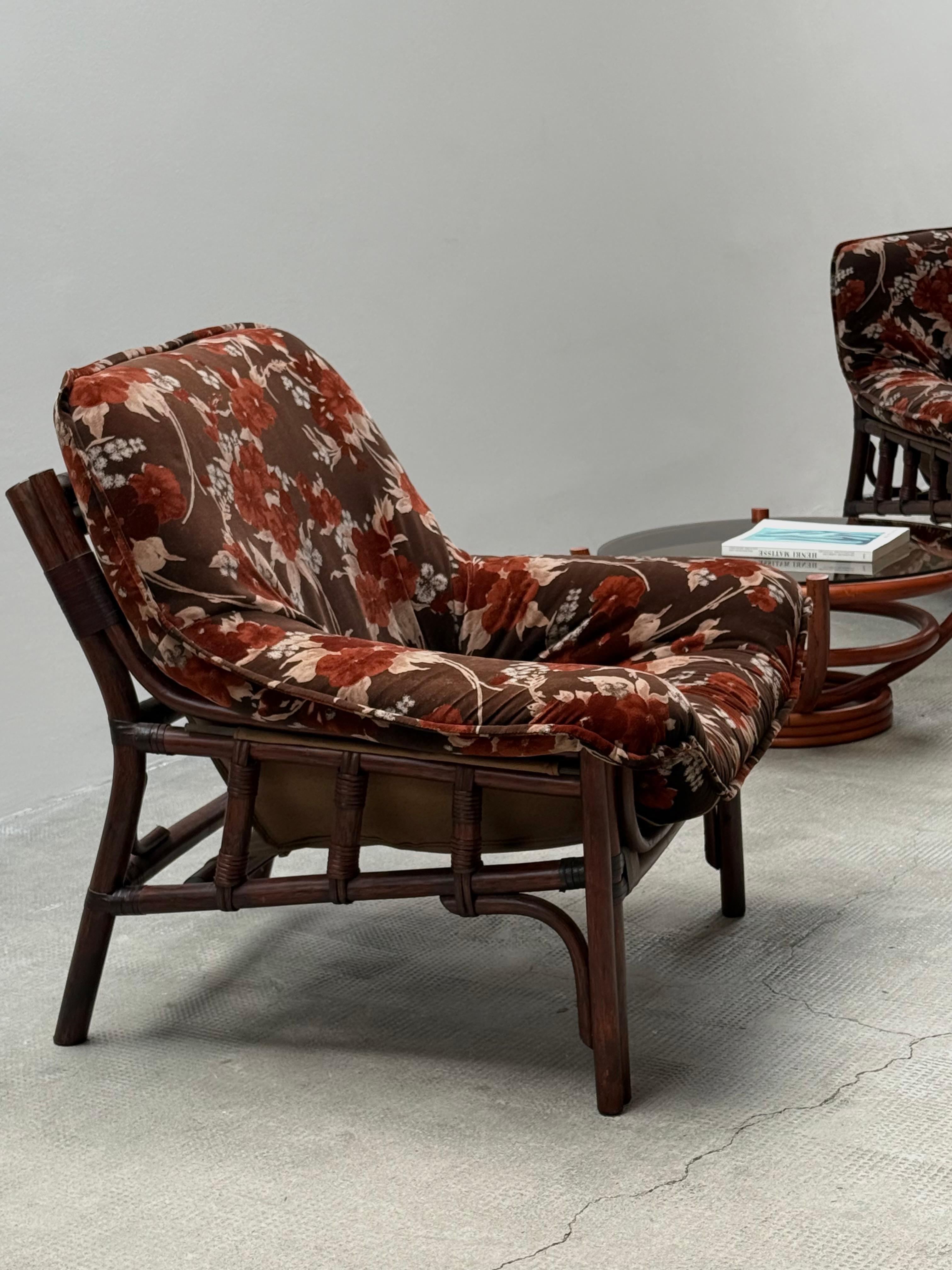 ENSEMBLE DE 2 CHAISES EN BAMBOU AVEC TISSU FLORAL ET TABLE À CAFÉ, ITALIE 1970 en vente 8