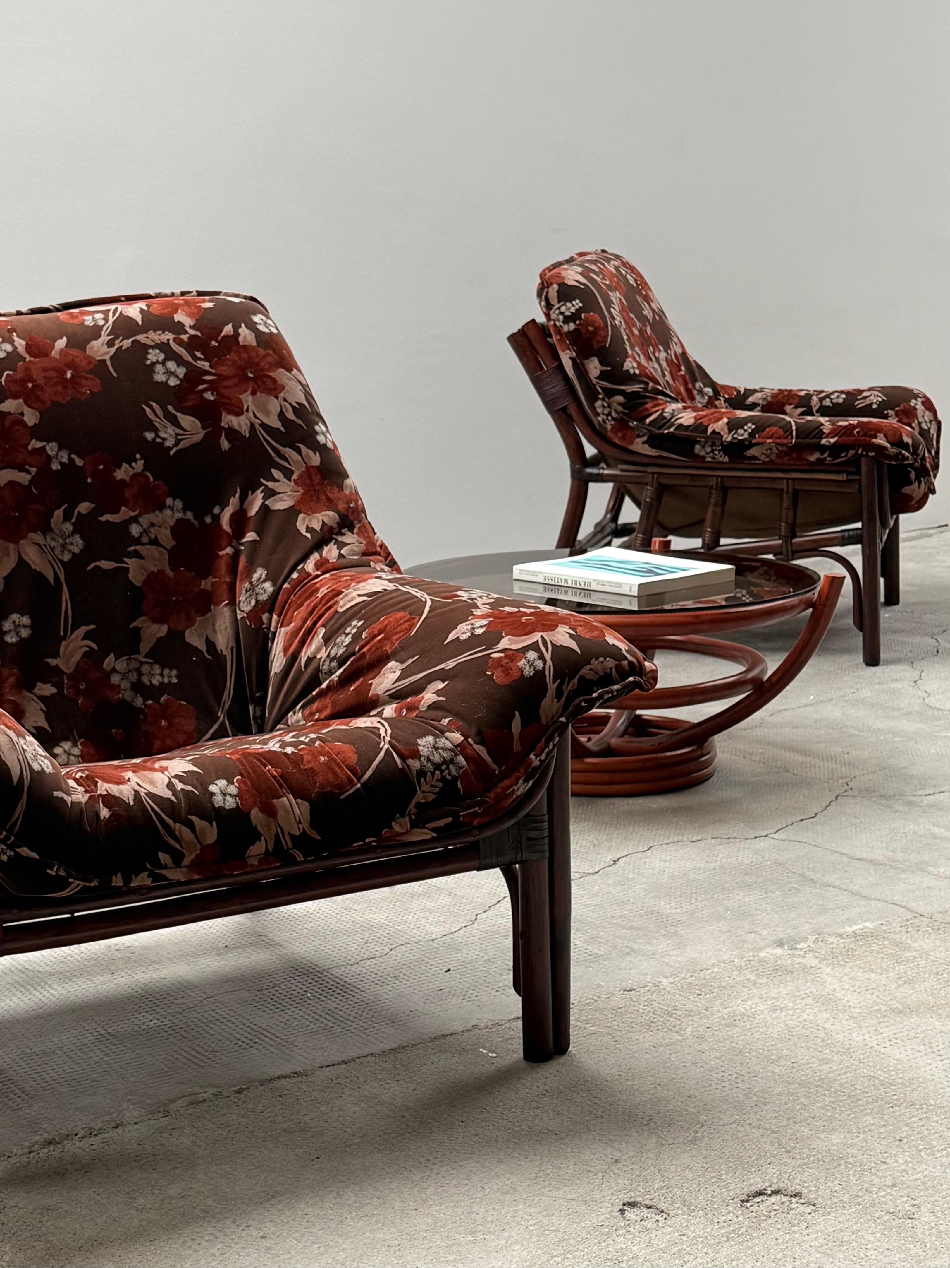 Ensemble vintage de rêve composé de deux chaises longues en bambou foncé avec un magnifique tissu floral et des dossiers en toile/lin, associé à une table basse ronde unique. Italie, années 1970.

Siège extrêmement confortable.

 

Pays : Italie