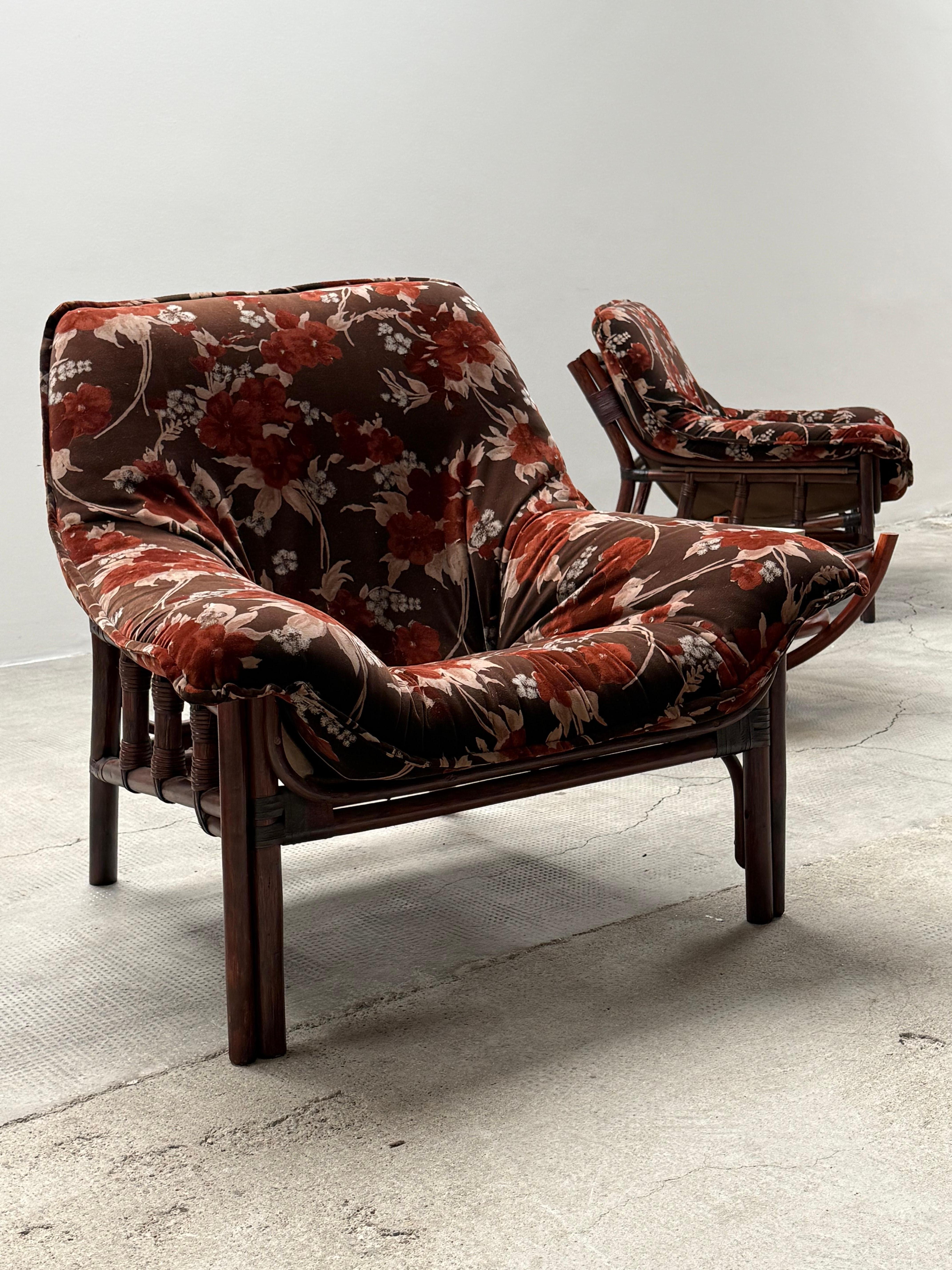 Mid-Century Modern ENSEMBLE DE 2 CHAISES EN BAMBOU AVEC TISSU FLORAL ET TABLE À CAFÉ, ITALIE 1970 en vente