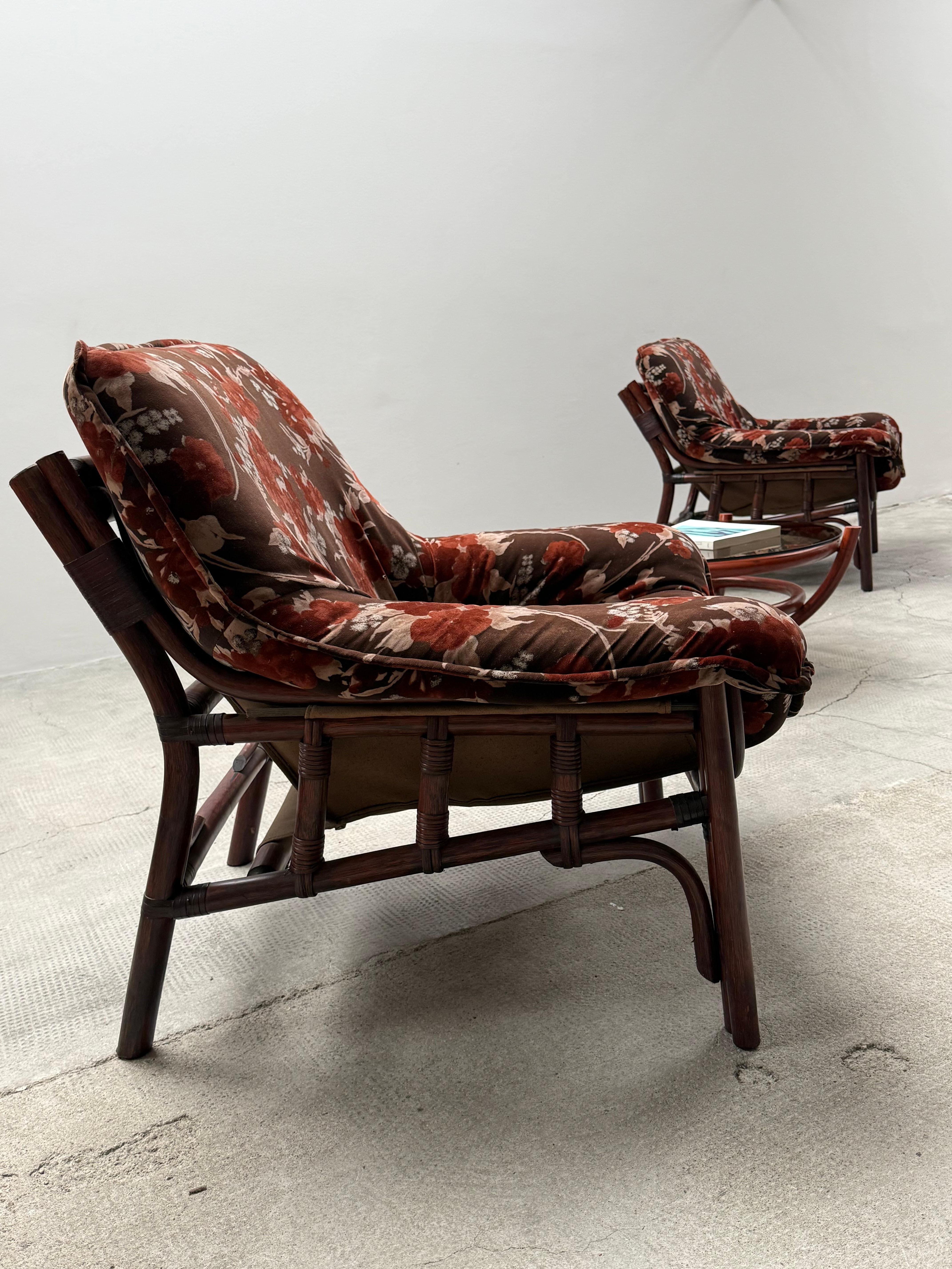 italien ENSEMBLE DE 2 CHAISES EN BAMBOU AVEC TISSU FLORAL ET TABLE À CAFÉ, ITALIE 1970 en vente