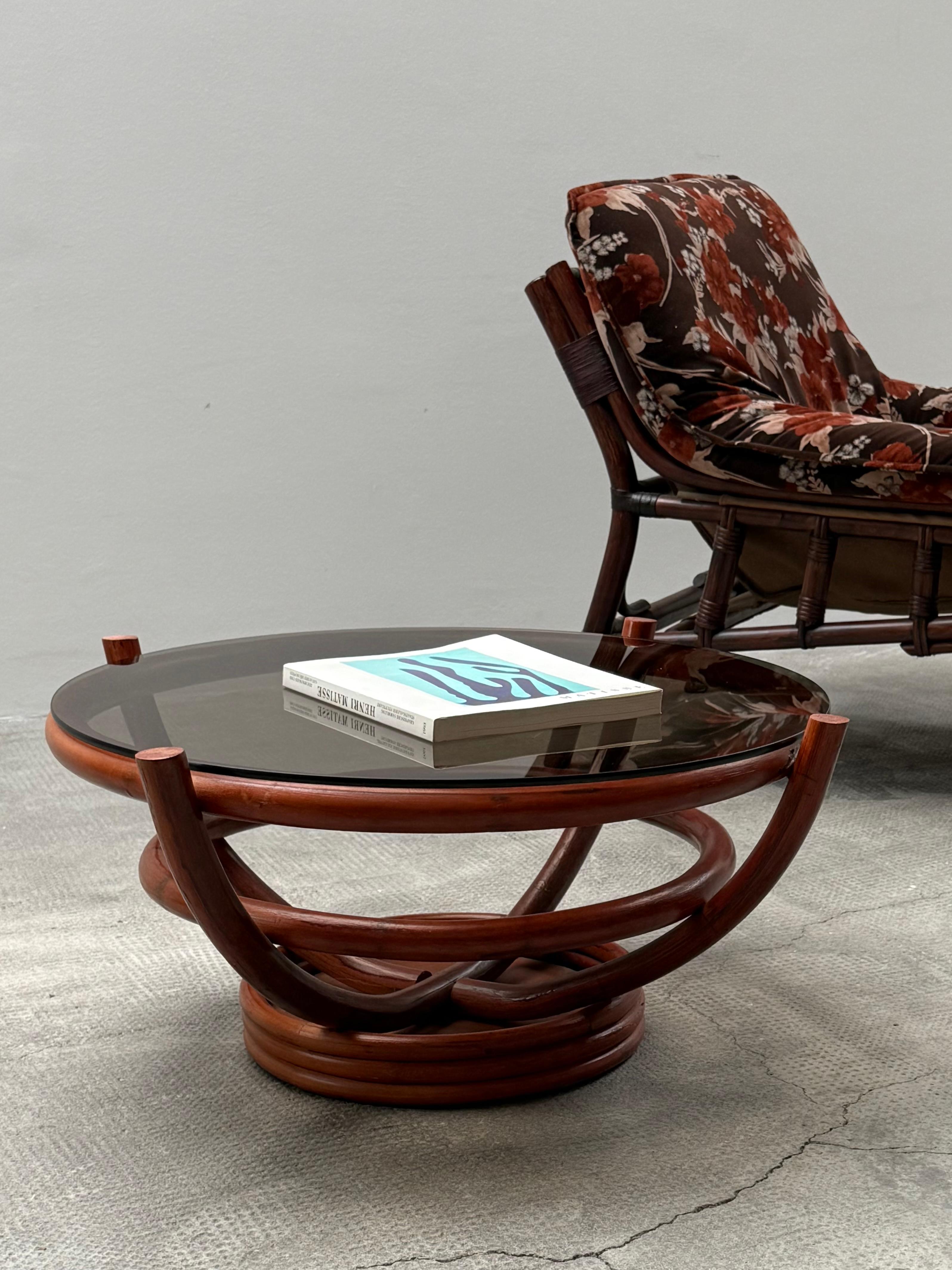Fin du 20e siècle ENSEMBLE DE 2 CHAISES EN BAMBOU AVEC TISSU FLORAL ET TABLE À CAFÉ, ITALIE 1970 en vente
