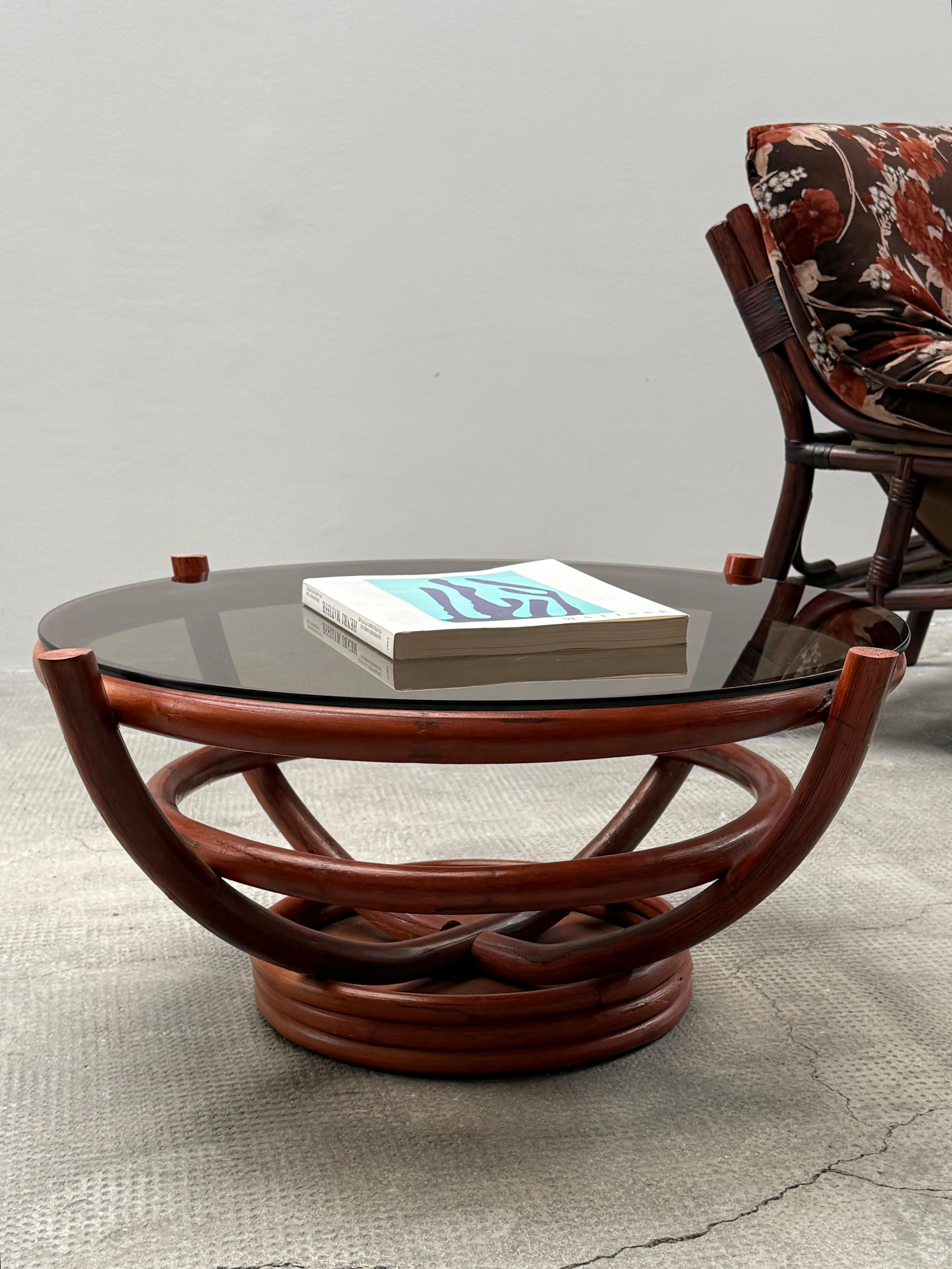 Cuir ENSEMBLE DE 2 CHAISES EN BAMBOU AVEC TISSU FLORAL ET TABLE À CAFÉ, ITALIE 1970 en vente