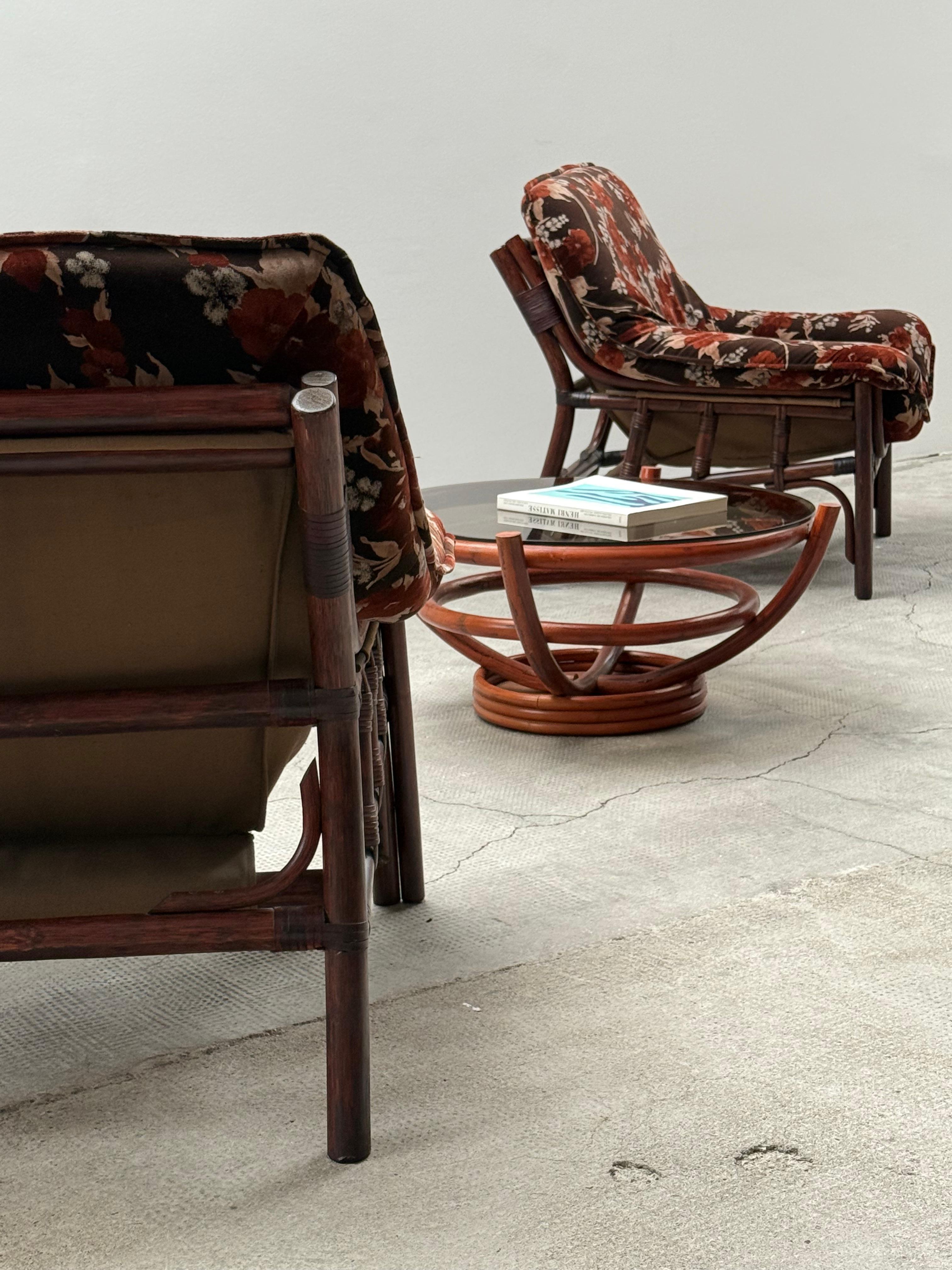 ENSEMBLE DE 2 CHAISES EN BAMBOU AVEC TISSU FLORAL ET TABLE À CAFÉ, ITALIE 1970 en vente 1
