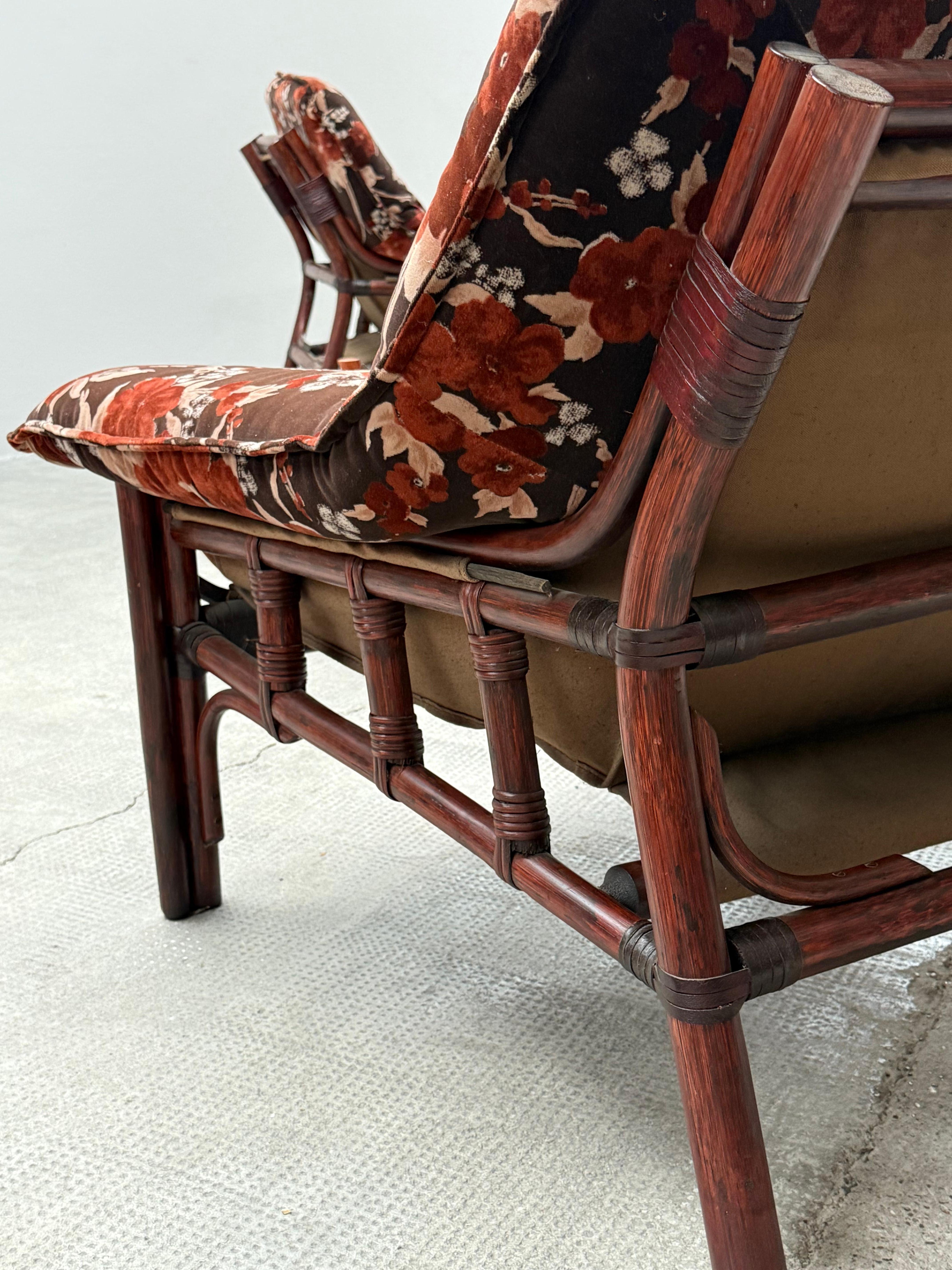ENSEMBLE DE 2 CHAISES EN BAMBOU AVEC TISSU FLORAL ET TABLE À CAFÉ, ITALIE 1970 en vente 2