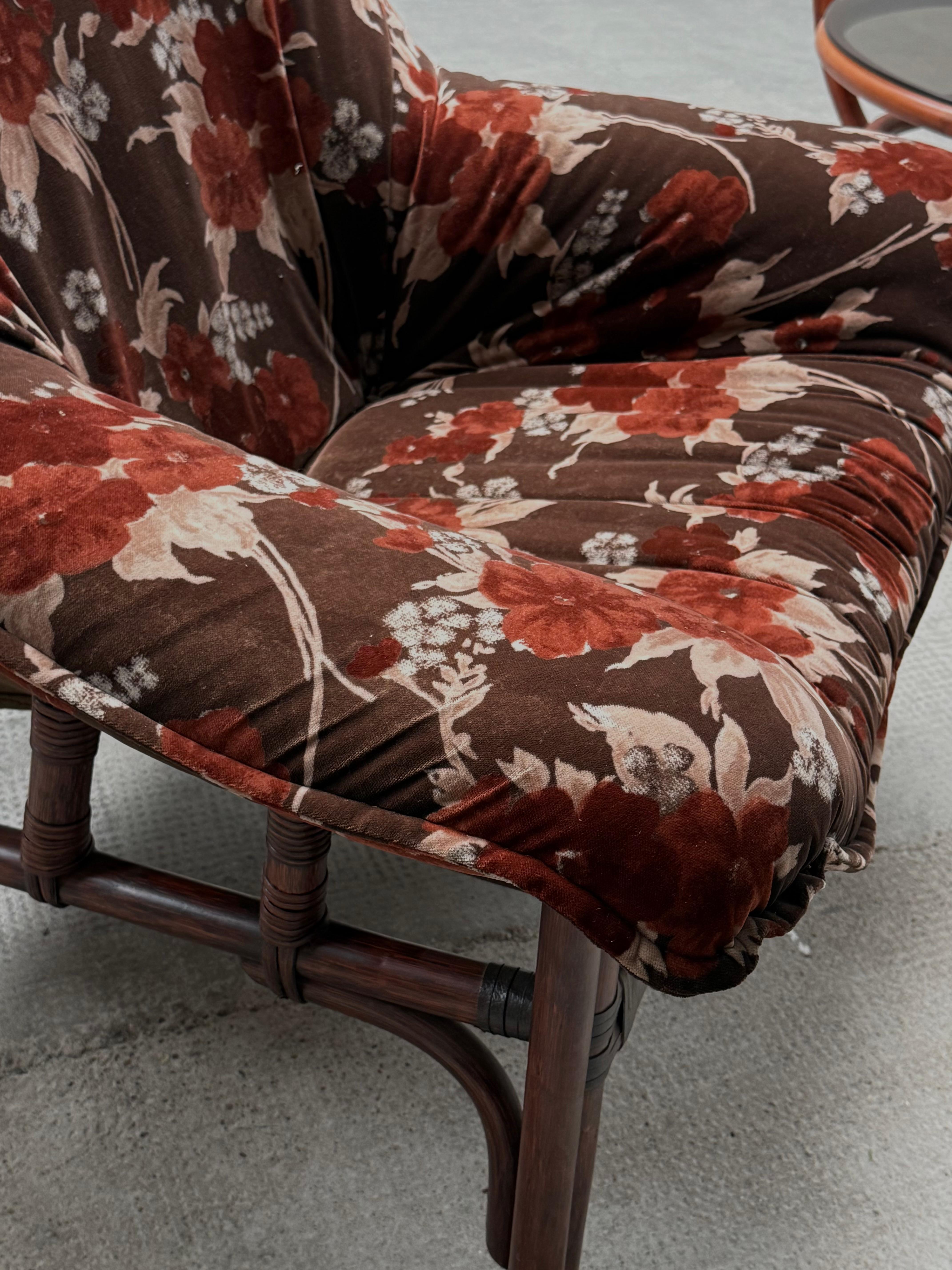 ENSEMBLE DE 2 CHAISES EN BAMBOU AVEC TISSU FLORAL ET TABLE À CAFÉ, ITALIE 1970 en vente 3