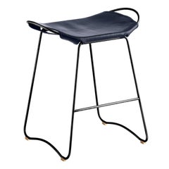 Paar Barhocker, schwarzes Metall und marineblaues Leder, zeitgenössischer Stil