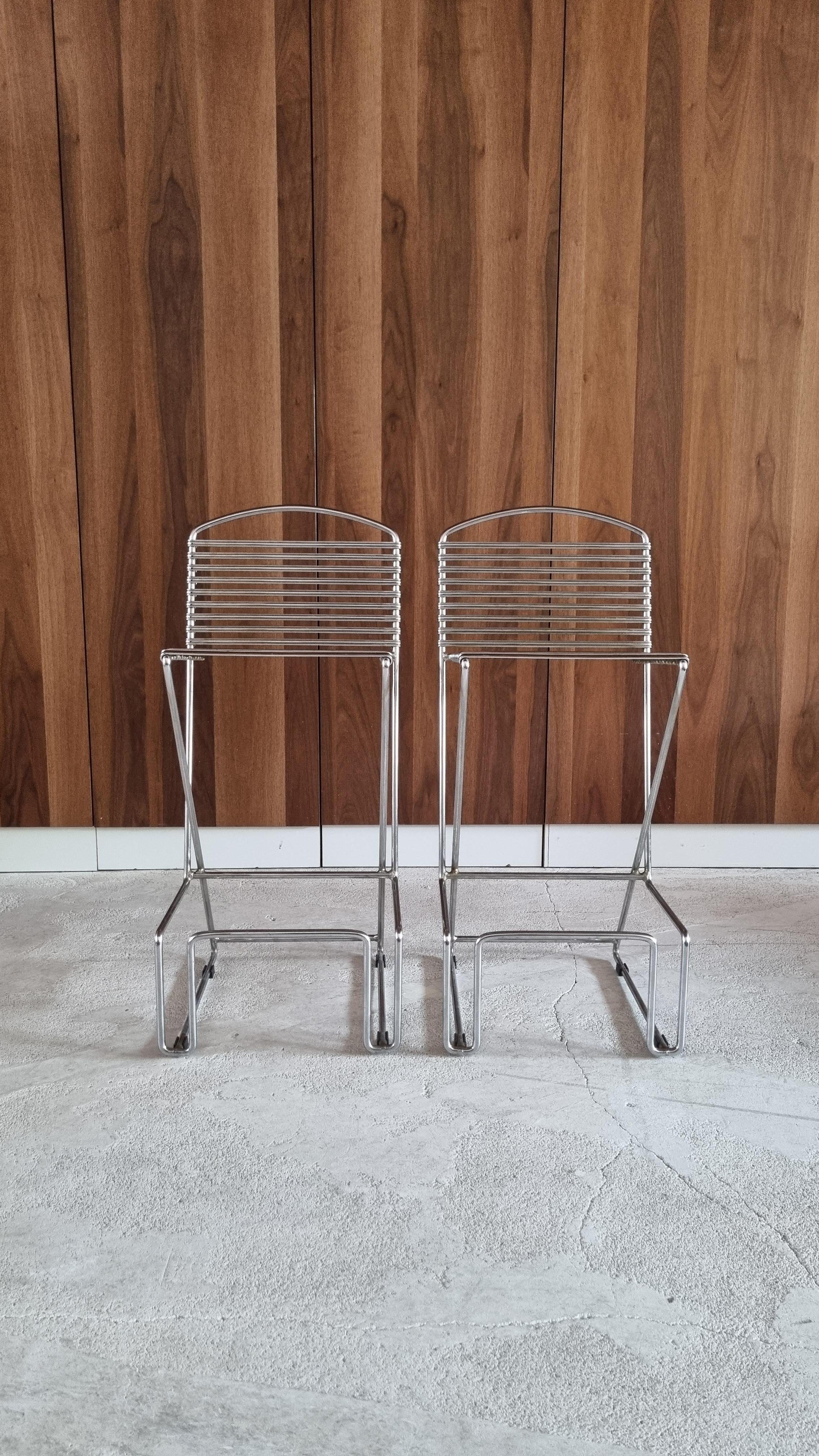 An impressive set of vintage bar/kitchen stools designed by Till Behrens for Schlubach, featuring a seat height of 63 cm. These handsome stools showcase an exceptional design from the 20th century, characterized by chromed steel and wire, and
