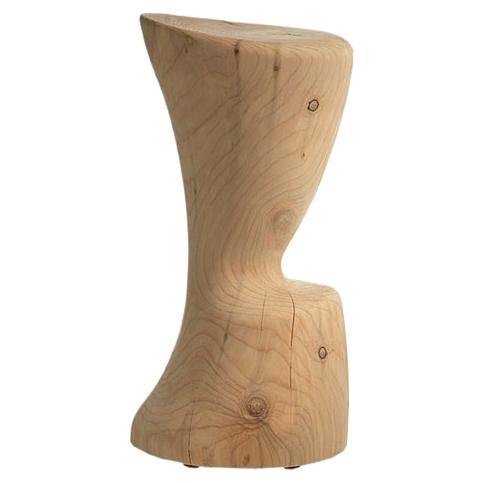 Crafted from a single block of fragrant cedar wood, this stool boasts an all-natural construction. Perfectly suited for bar counters or reception areas, its ergonomic seat and footrest ensure exceptional comfort. Maintenance is a breeze; any
