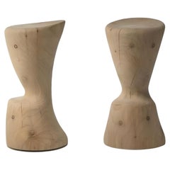 Ensemble de 2 tabourets de bar d'extérieur sculptés dans un seul bloc de bois de cèdre parfumé