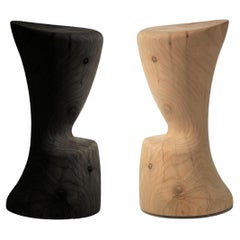 Ensemble de 2 tabourets de bar sculptés dans un seul bloc de bois de cèdre parfumé