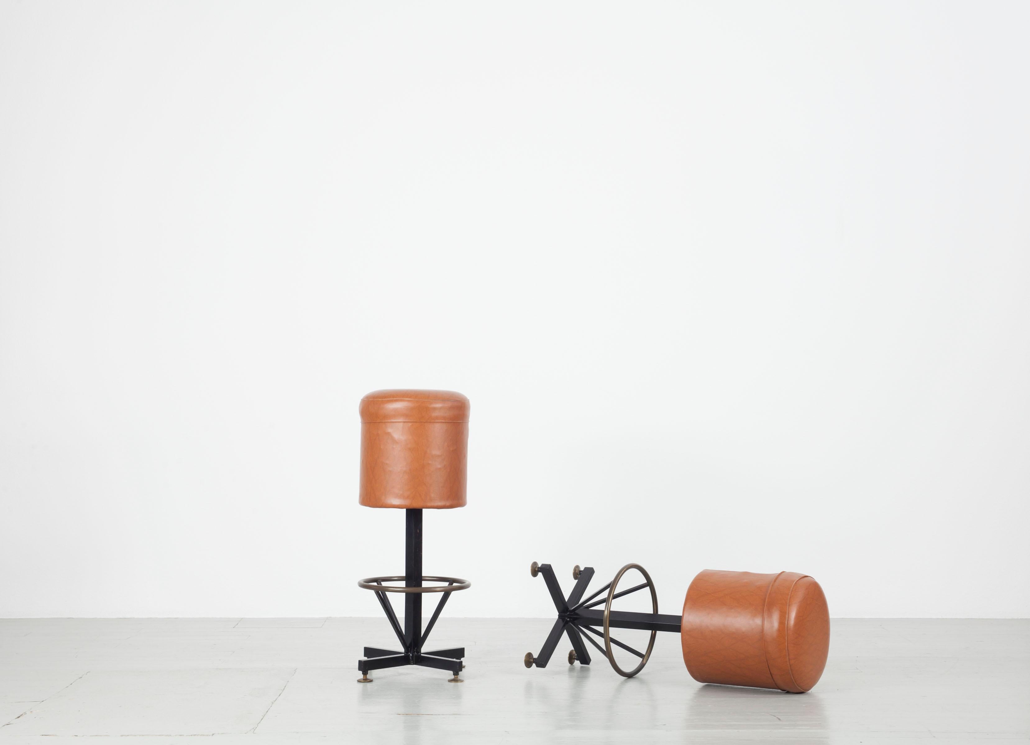 Set of 2 barstools with original brown leatherette cover.
Black painted steel legs with brass, Italy, 1960s.