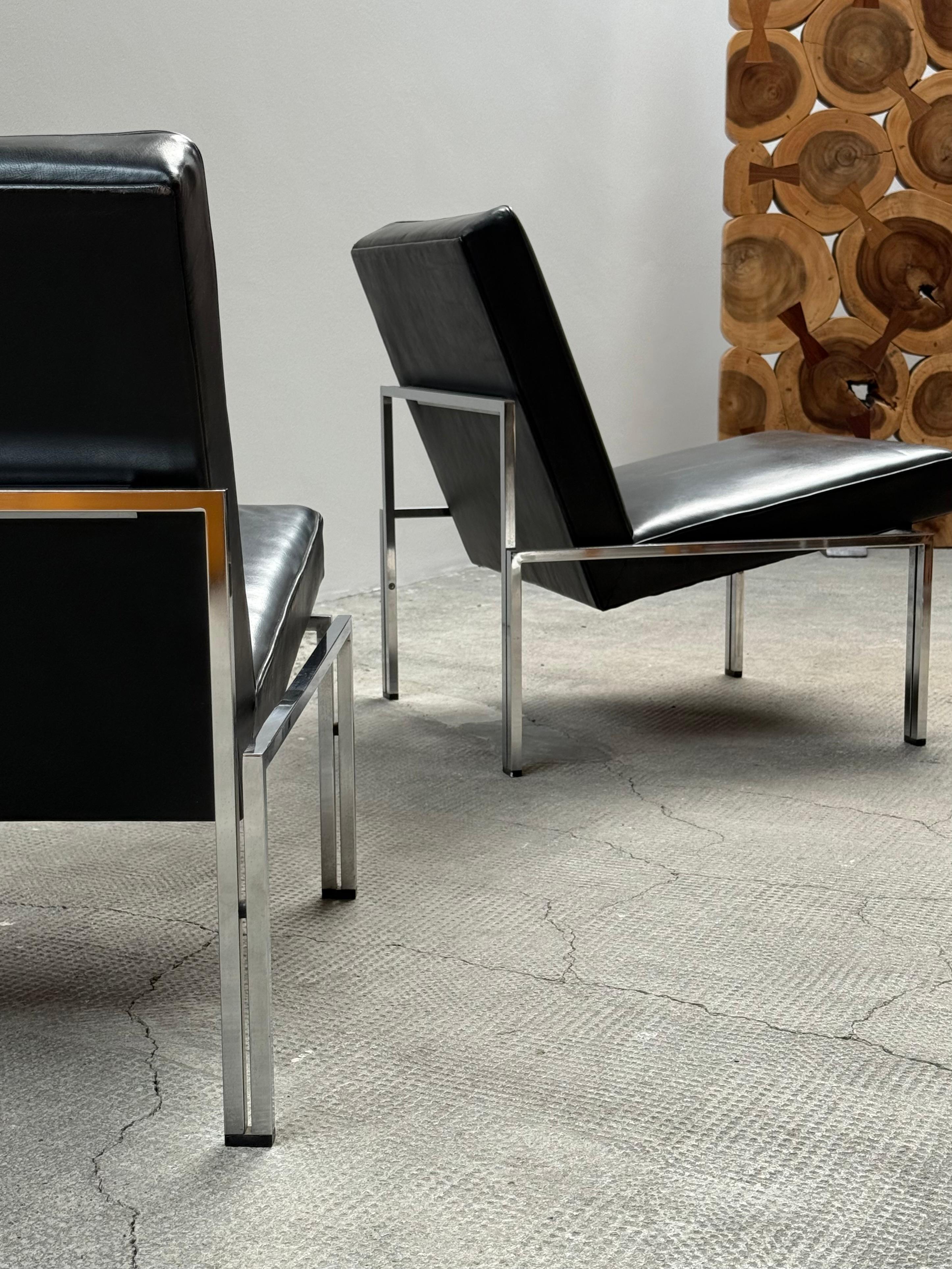 2er Set sehr exklusiver und seltener 1960er Jahre Bauhaus Sessel in dickem, schwarzen Leder und verchromten Stahlrohrgestell.

Sehr bequem zum Sitzen.

Massiv, schwer in zeitlosem und absolut minimalistischem Design.


Herkunft: Deutschland
Jahr: