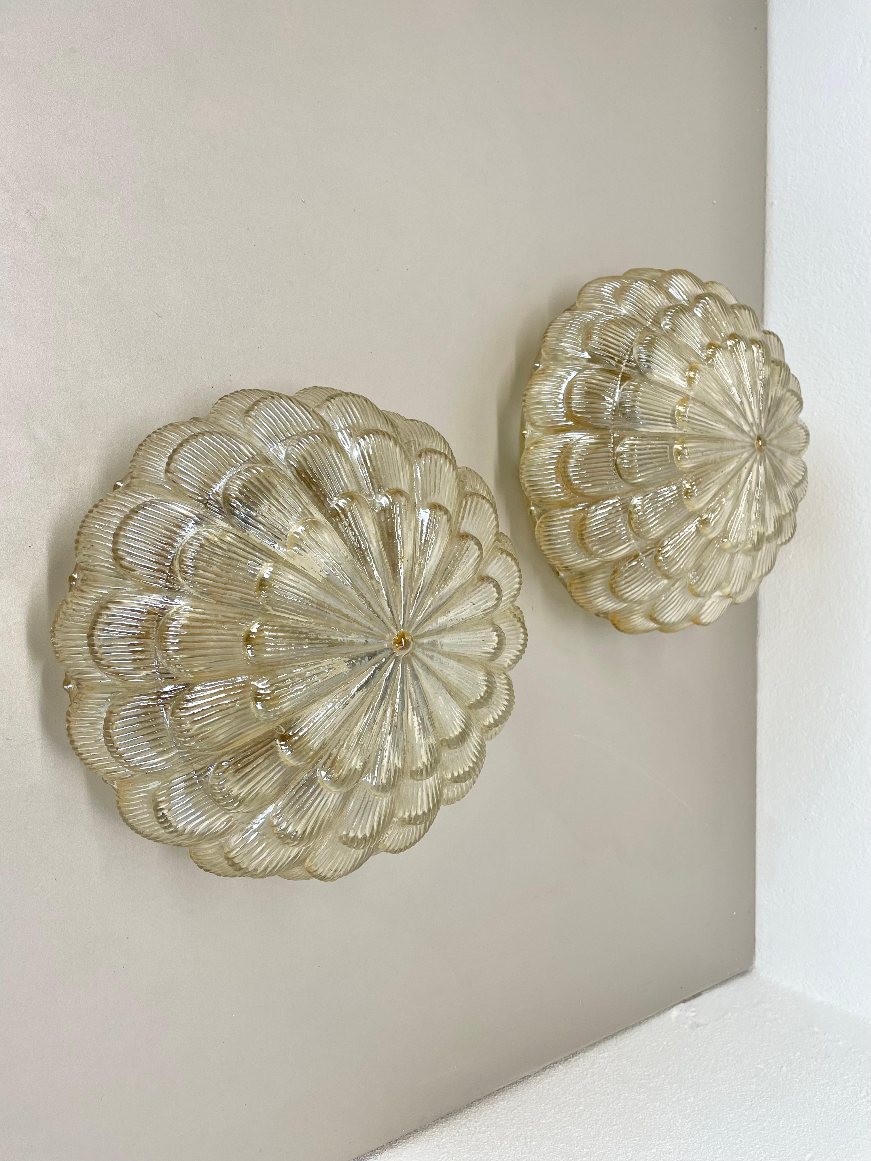 lote de 2 preciosos Plafones de Pared de cristal ámbar texturizado de 31 cm, Alemania, años 70 Moderno de mediados de siglo en venta