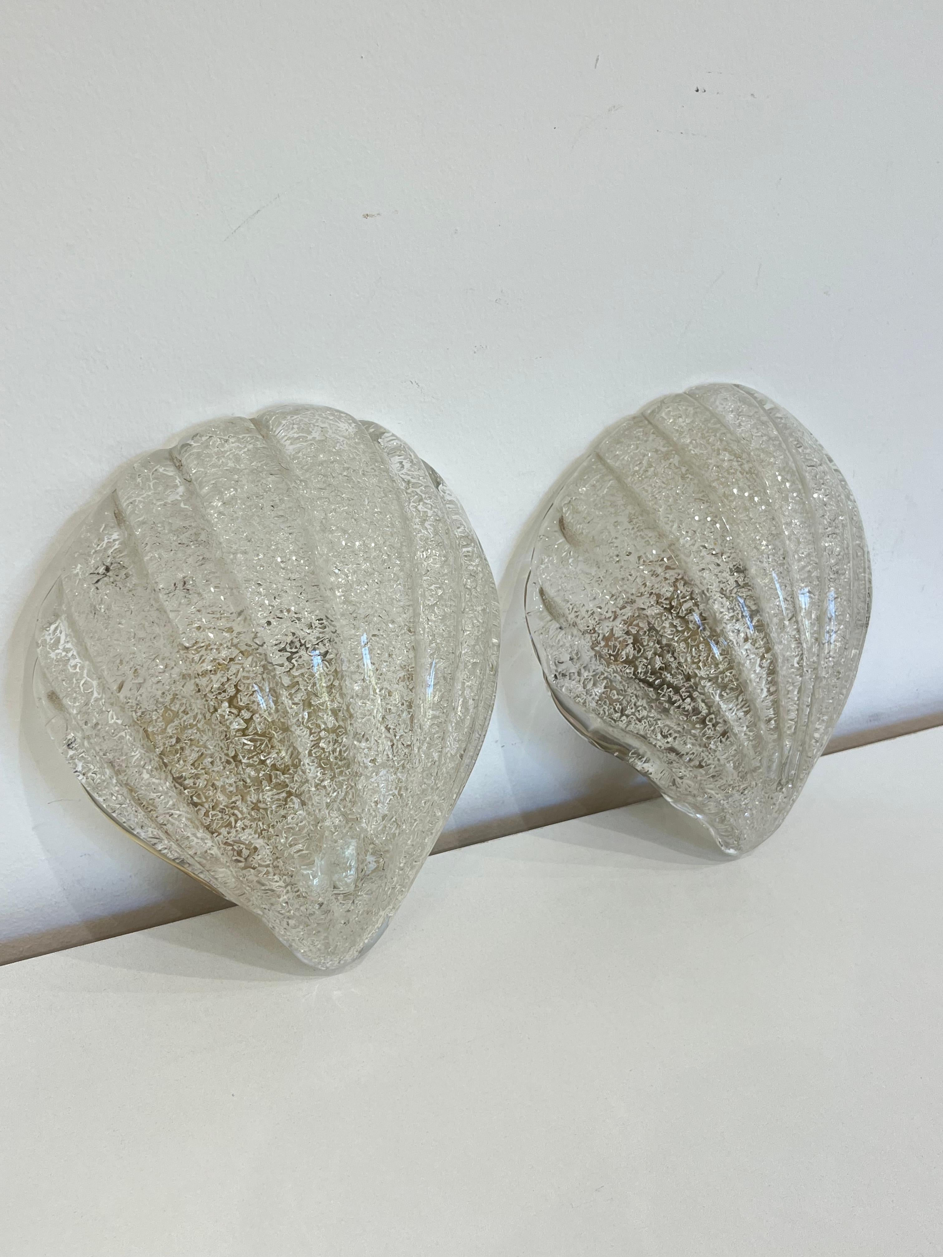 Ensemble de 2 belles lampes murales en verre Murano de Barovier&Toso, fabriquées en Italie dans les années 1980
Structure métallique dorée, lampes E27.
Acheté dans l'une des boutiques les plus prestigieuses de la place Saint-Marc à Venise.
Verre