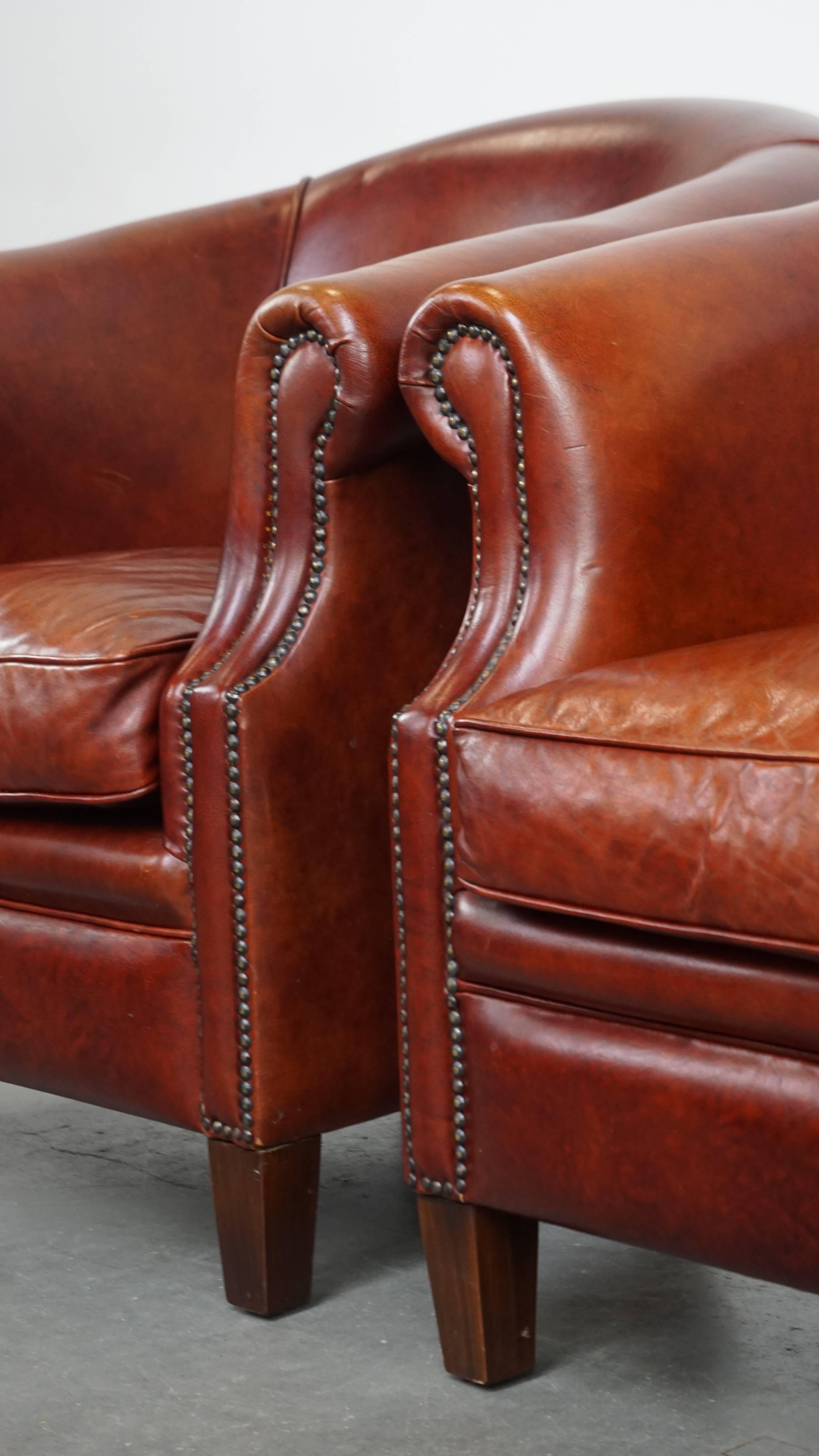 Ensemble de 2 magnifiques fauteuils club en cuir de vache de couleur cognac en vente 3