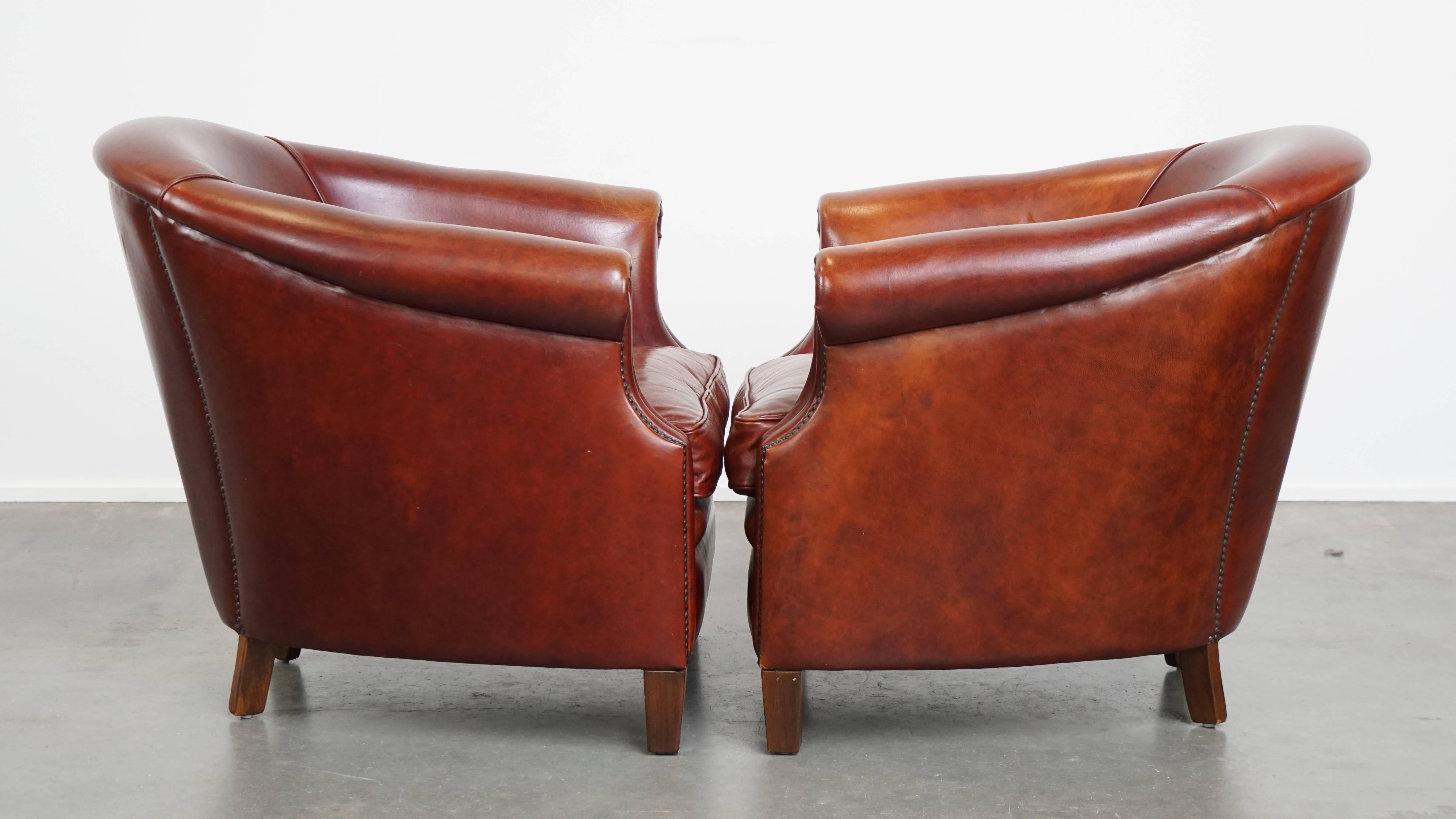 Cet ensemble luxueux et complet de fauteuils club en cuir pleine fleur offre à la fois confort et style, ce qui en fait un complément parfait pour presque toutes les pièces et tous les styles d'intérieur. L'ensemble est fabriqué en cuir de vachette