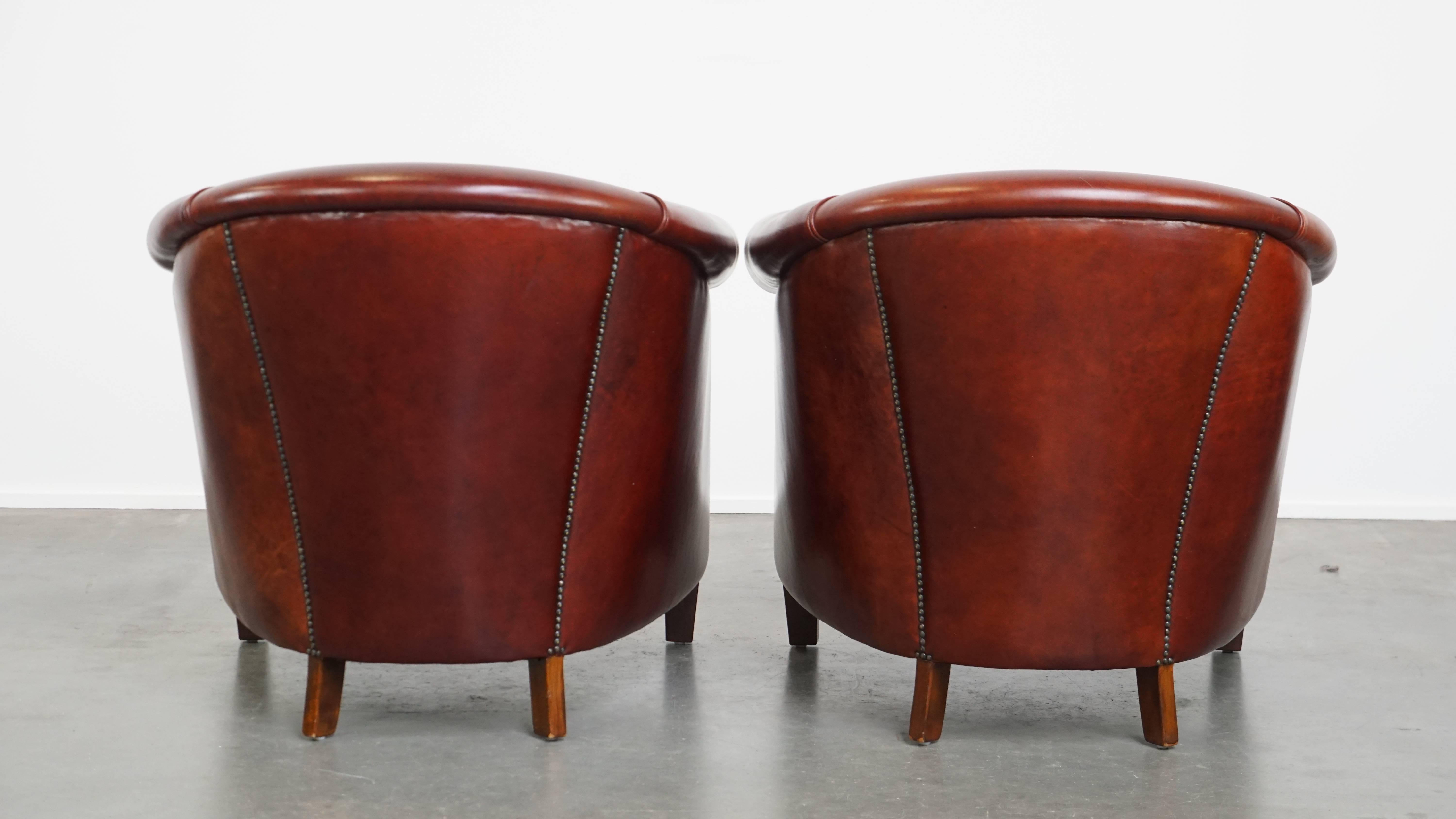 Romain classique Ensemble de 2 magnifiques fauteuils club en cuir de vache de couleur cognac en vente