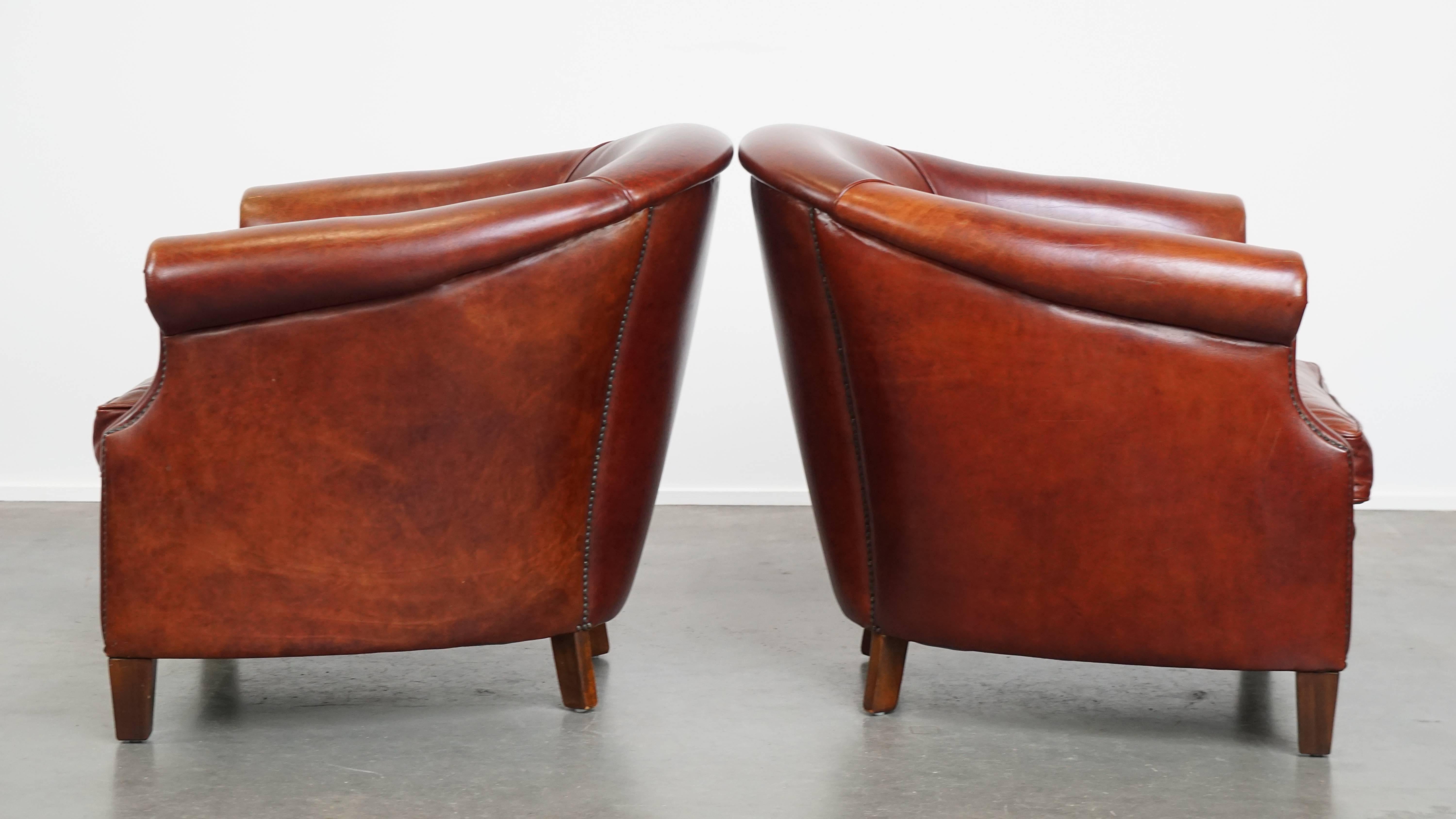 Fait main Ensemble de 2 magnifiques fauteuils club en cuir de vache de couleur cognac en vente