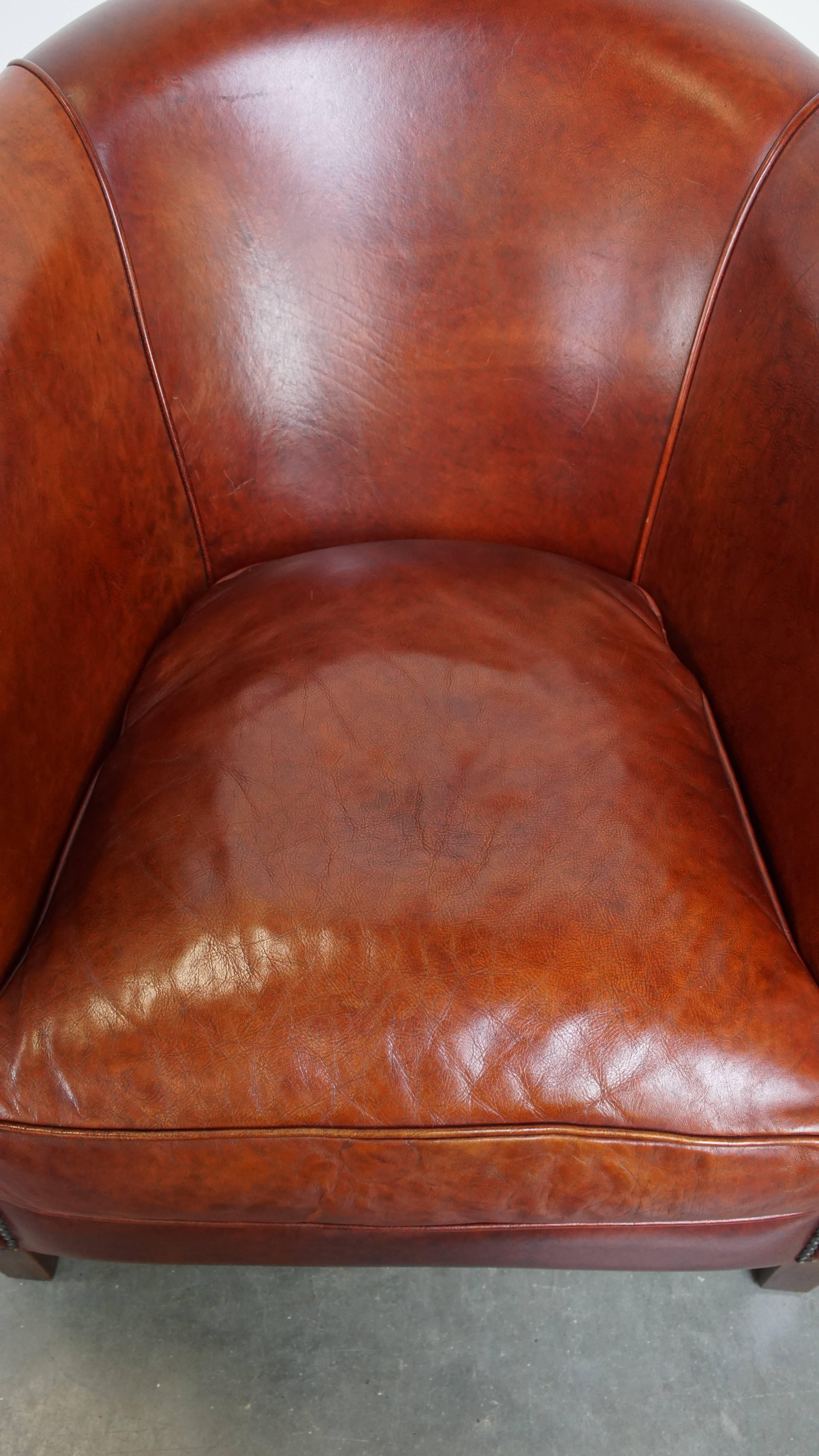 20ième siècle Ensemble de 2 magnifiques fauteuils club en cuir de vache de couleur cognac en vente