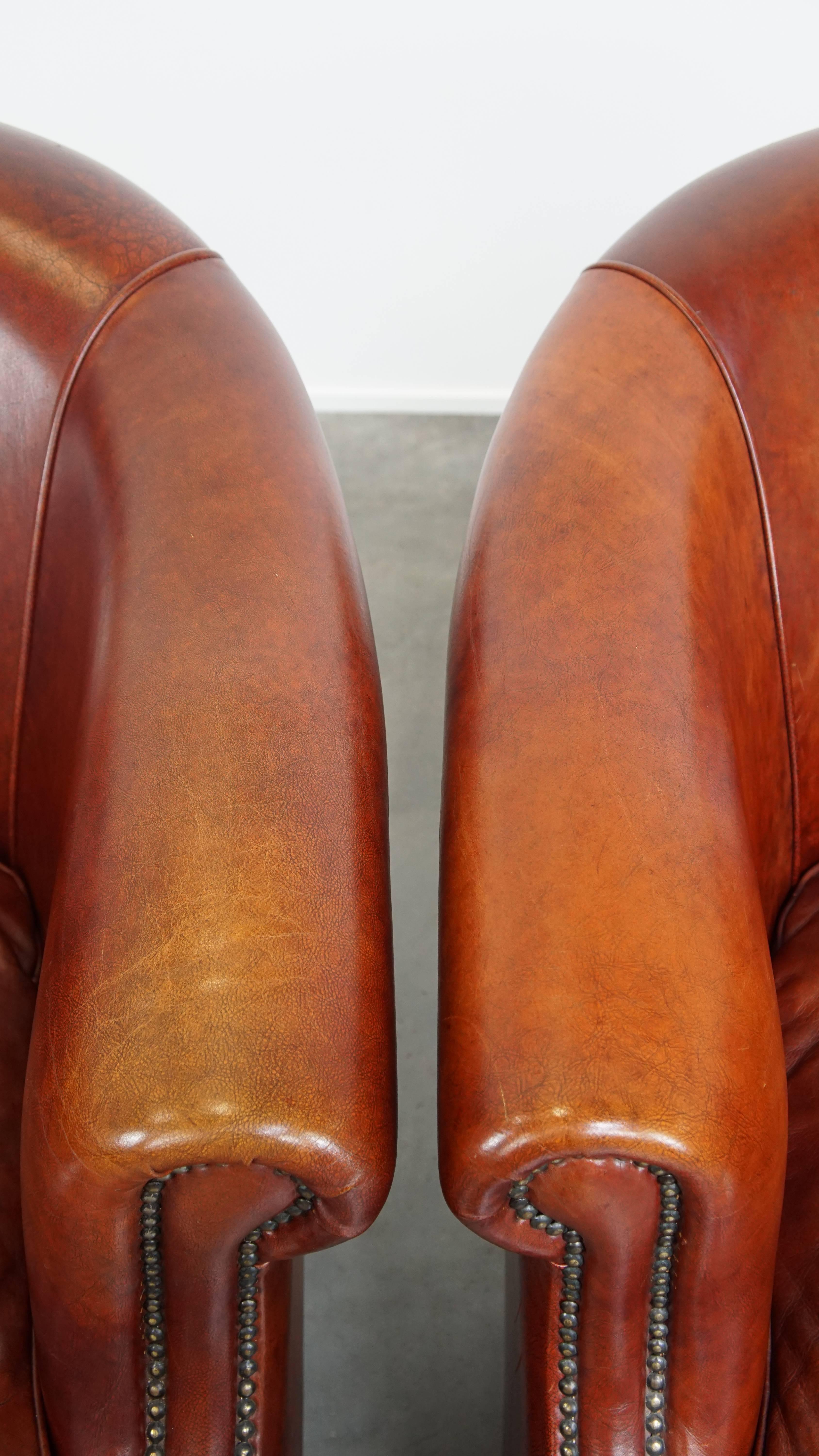 Ensemble de 2 magnifiques fauteuils club en cuir de vache de couleur cognac en vente 1
